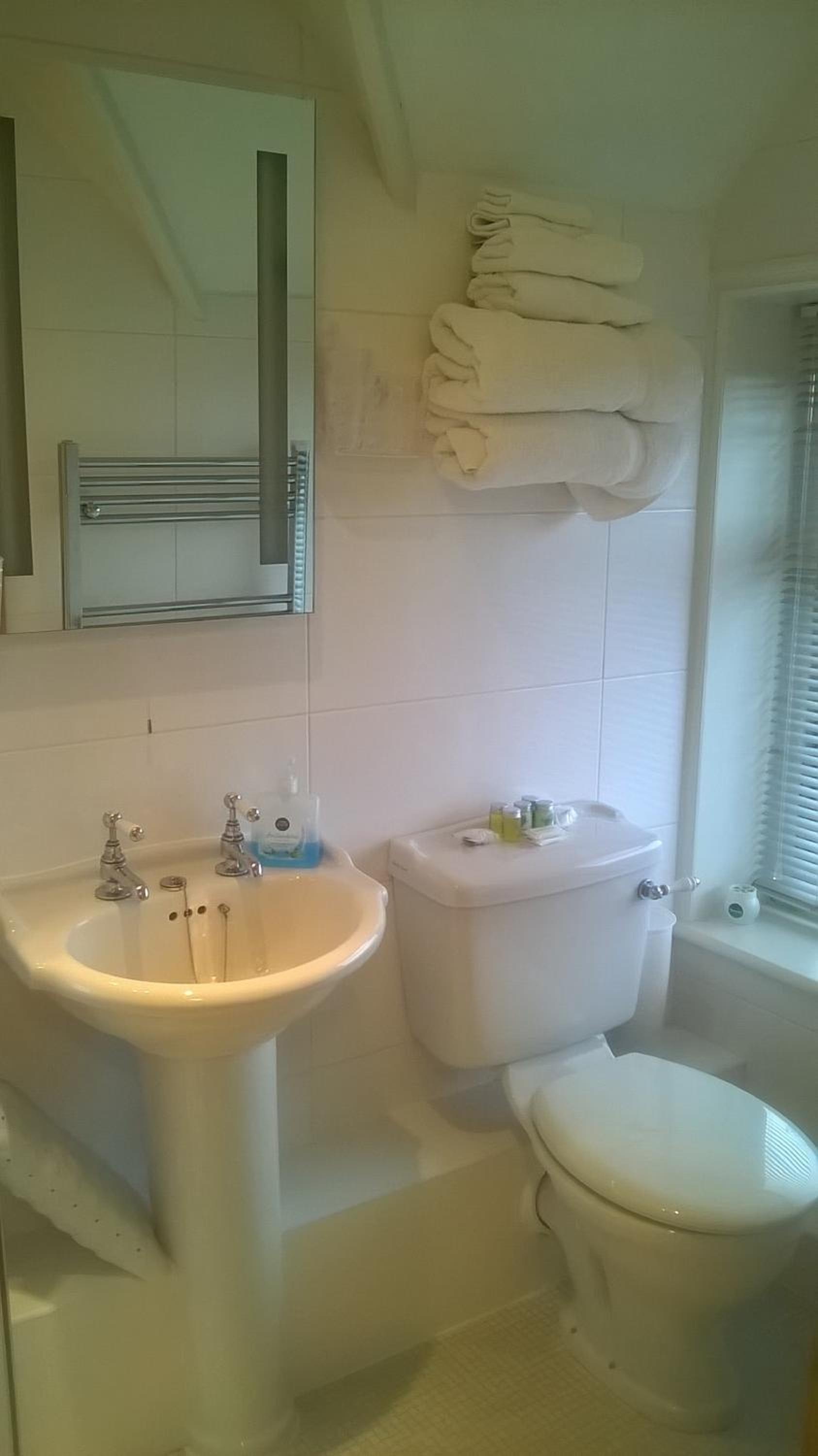 Twin Room with Shower - Photo 4