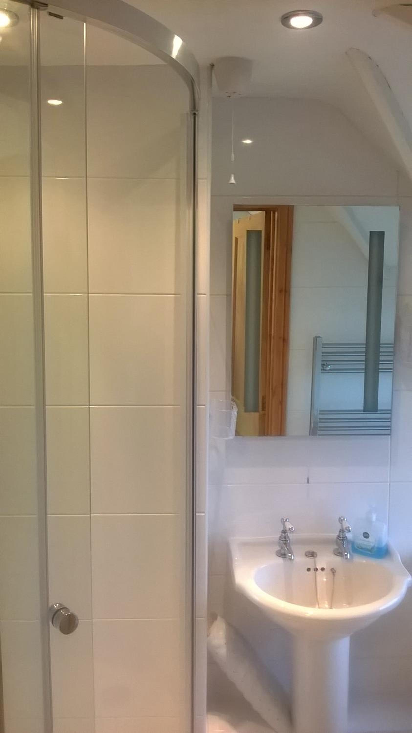 Twin Room with Shower - Photo 5