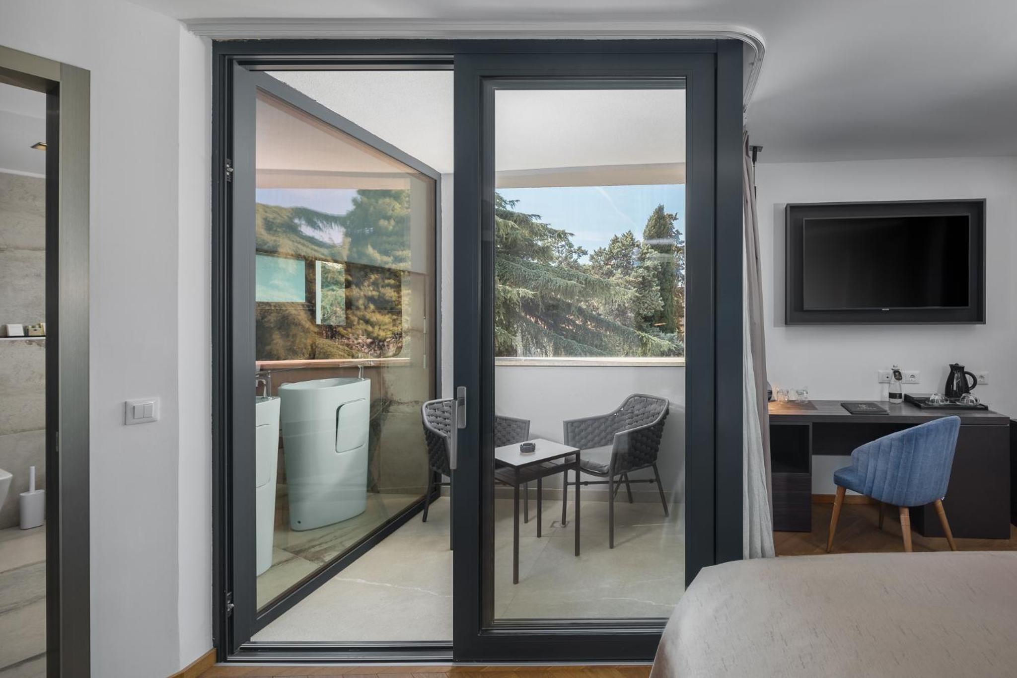 Superior Double Room with Balcony photo 2