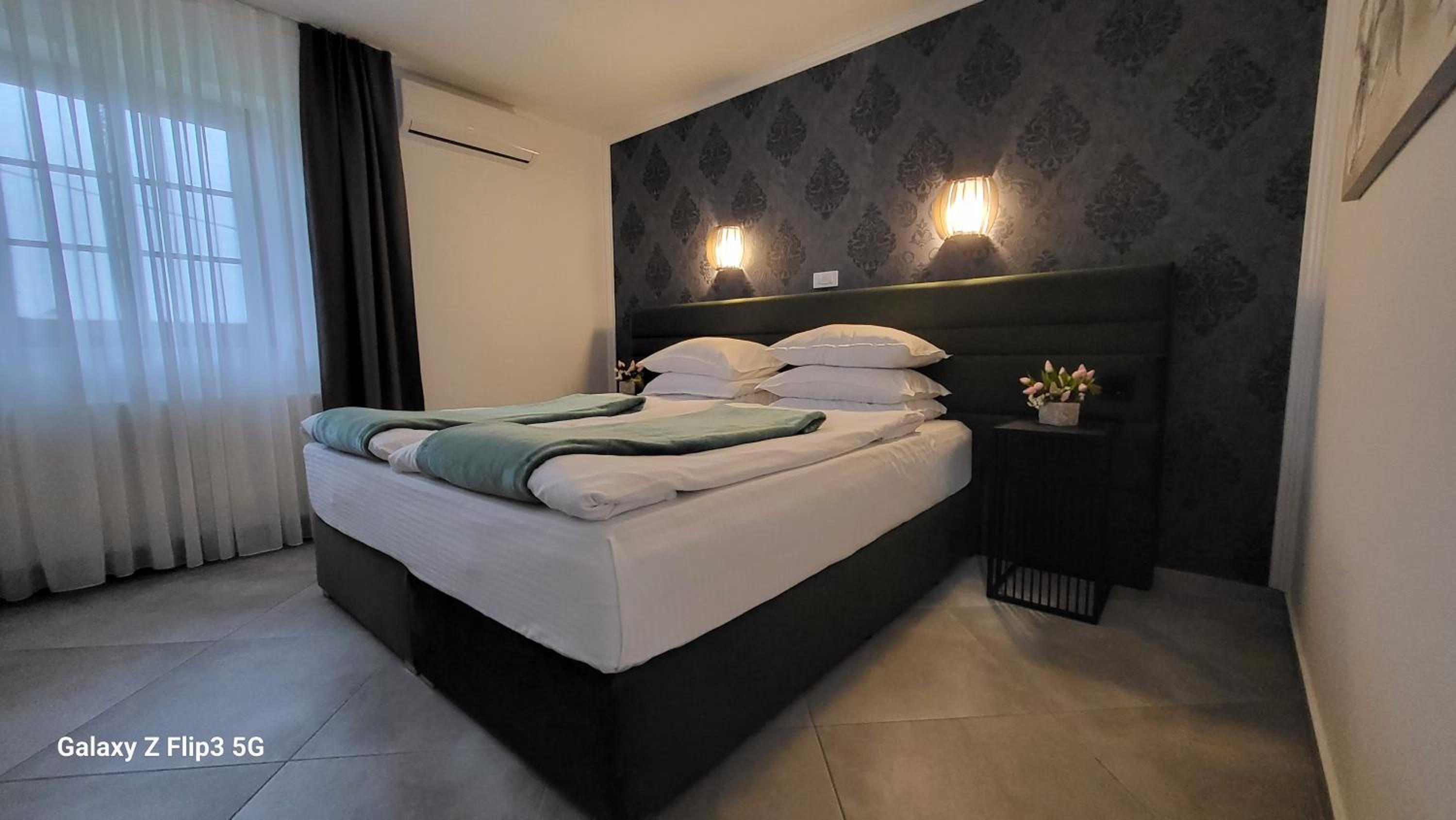 Deluxe Double Room with Shower - Photo 11