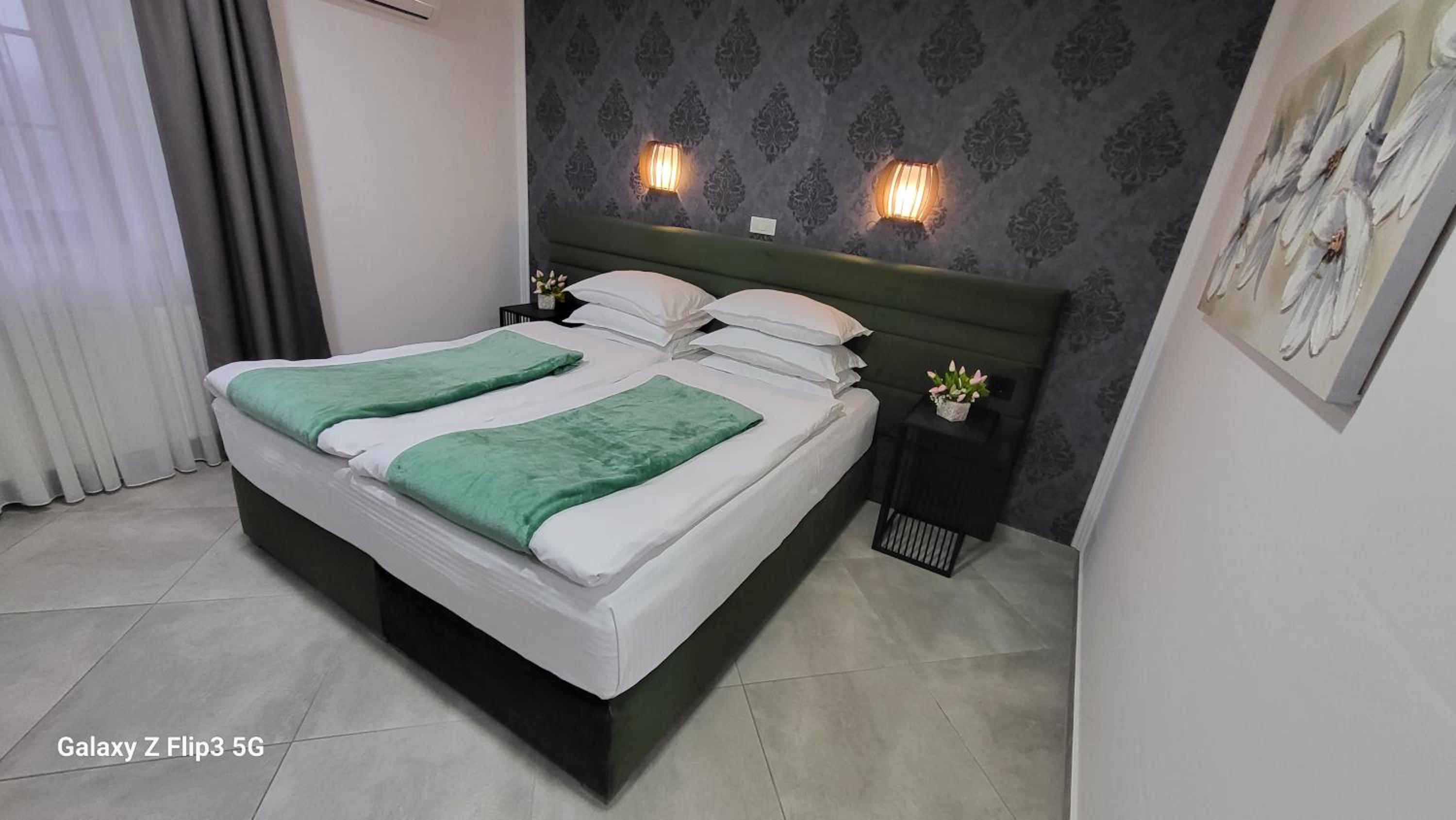 Deluxe Double Room with Shower - Photo 10