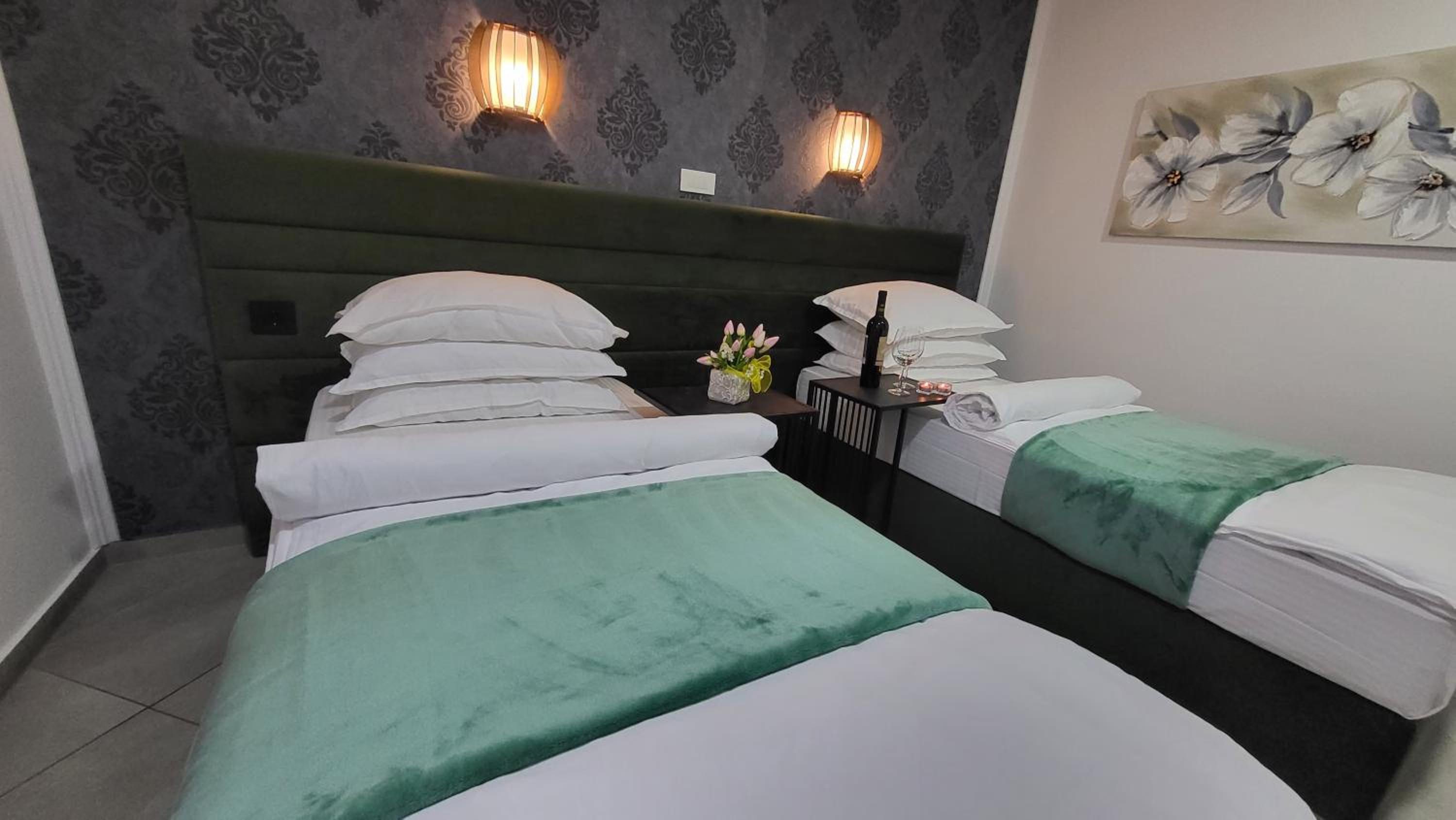 Deluxe Double Room with Shower - Photo 8