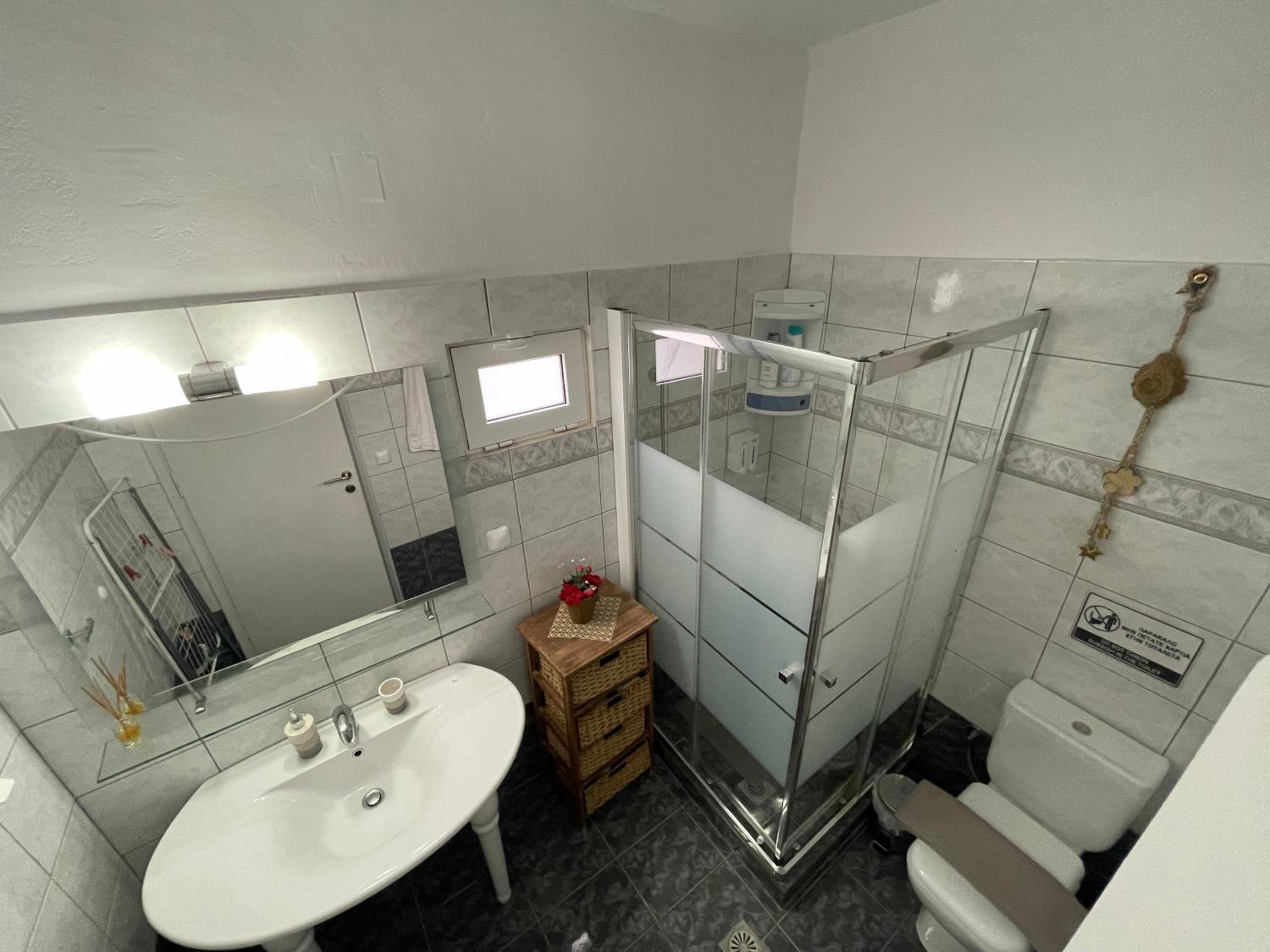 One-Bedroom House - Photo 11