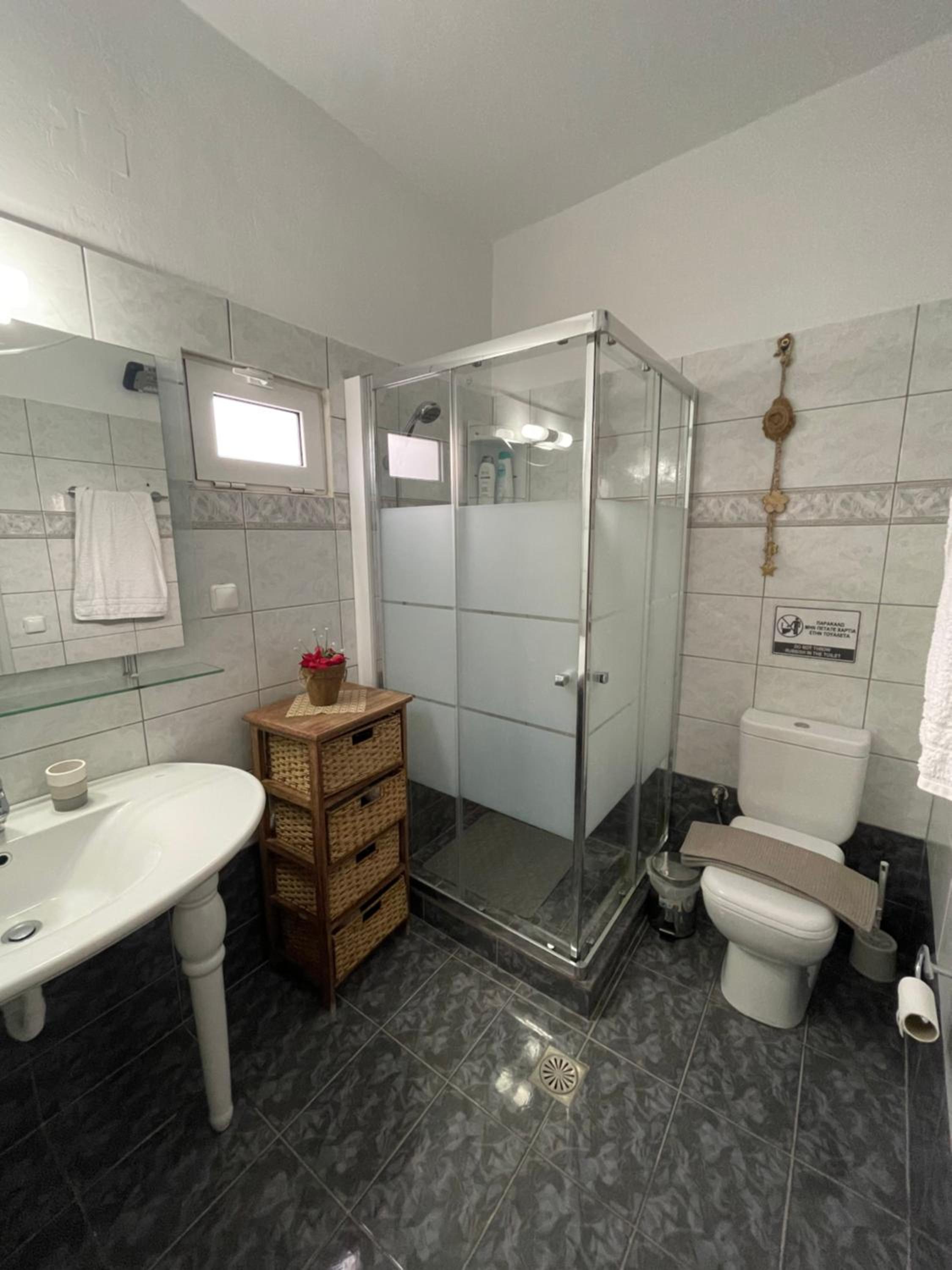 One-Bedroom House - Photo 13
