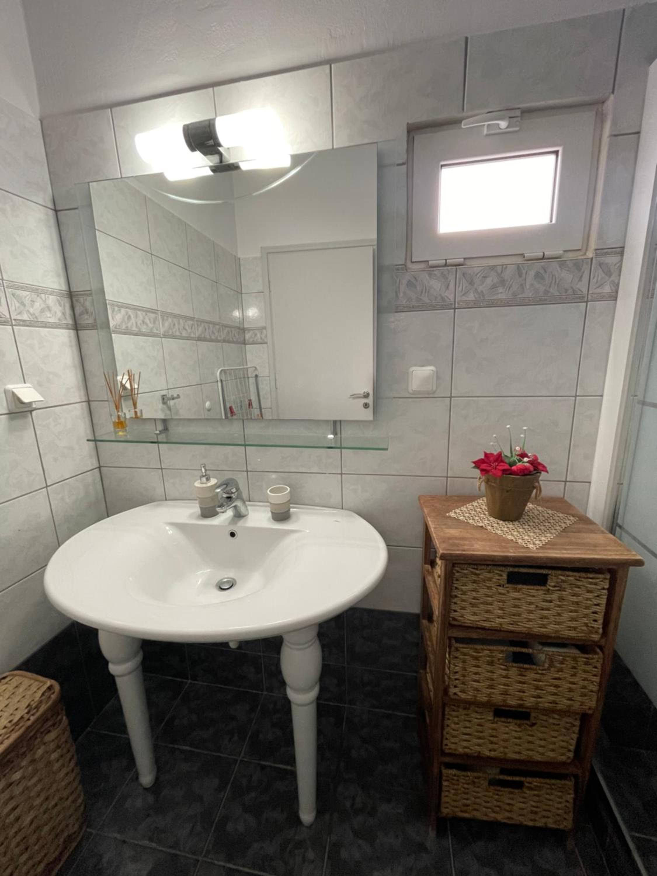 One-Bedroom House - Photo 12