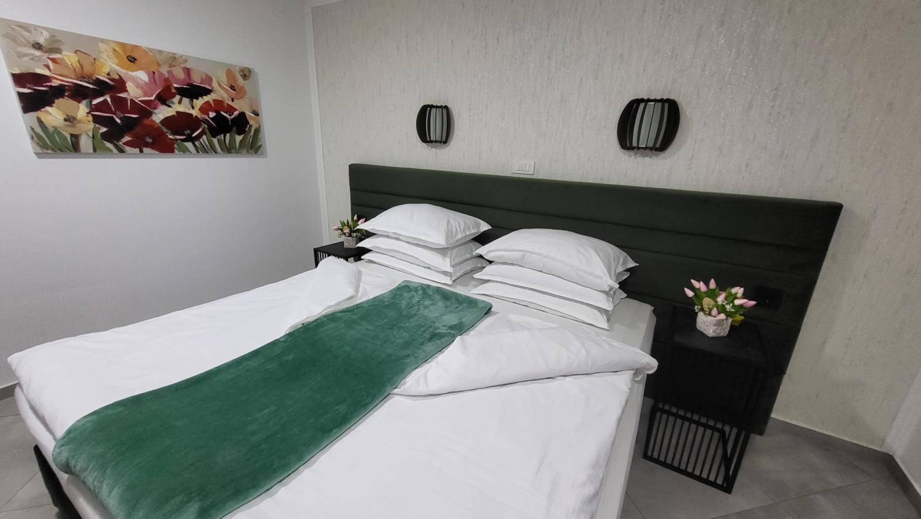 Deluxe Double Room with Shower - Photo 7