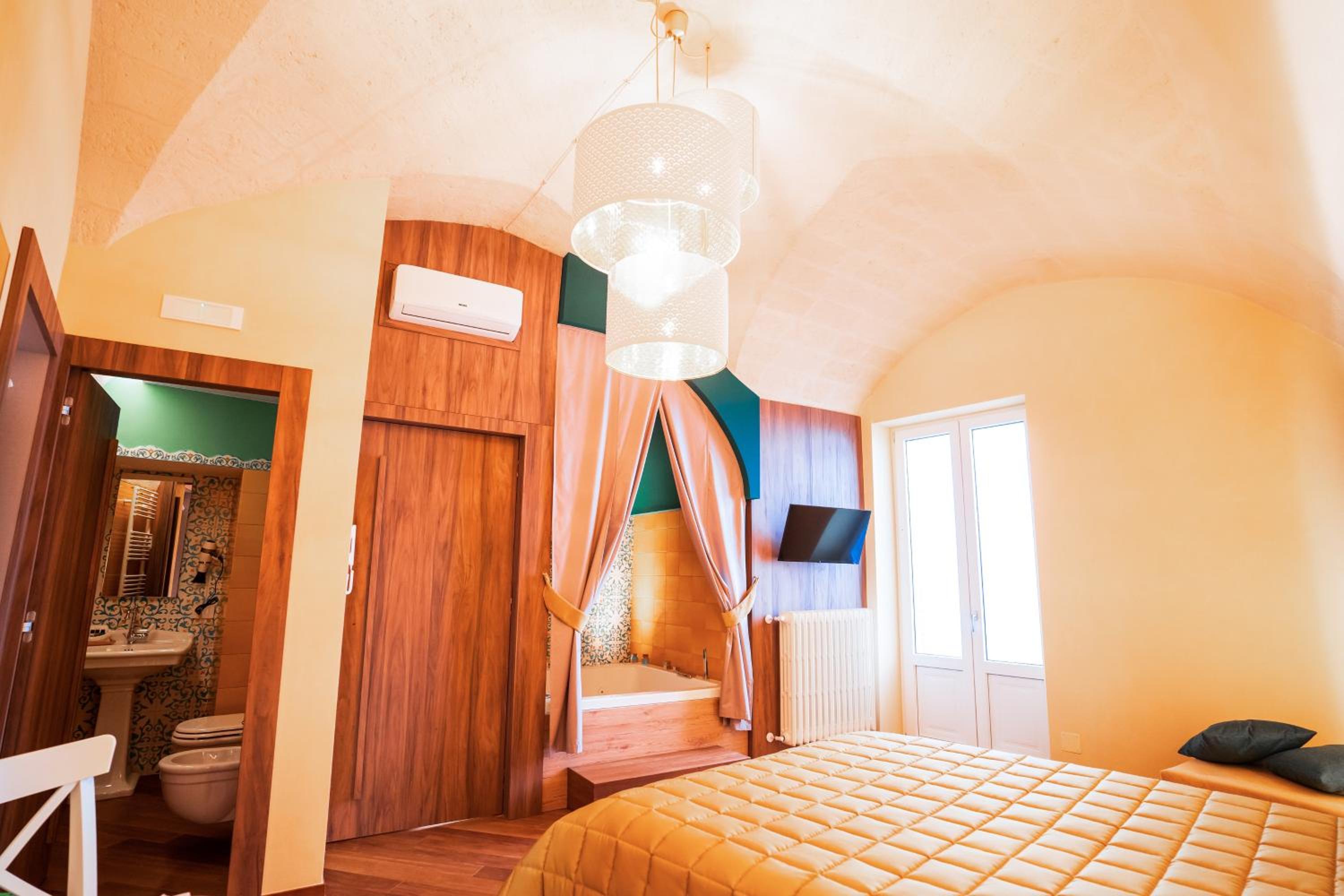 Deluxe Double or Twin Room with Spa Bath - Photo 1