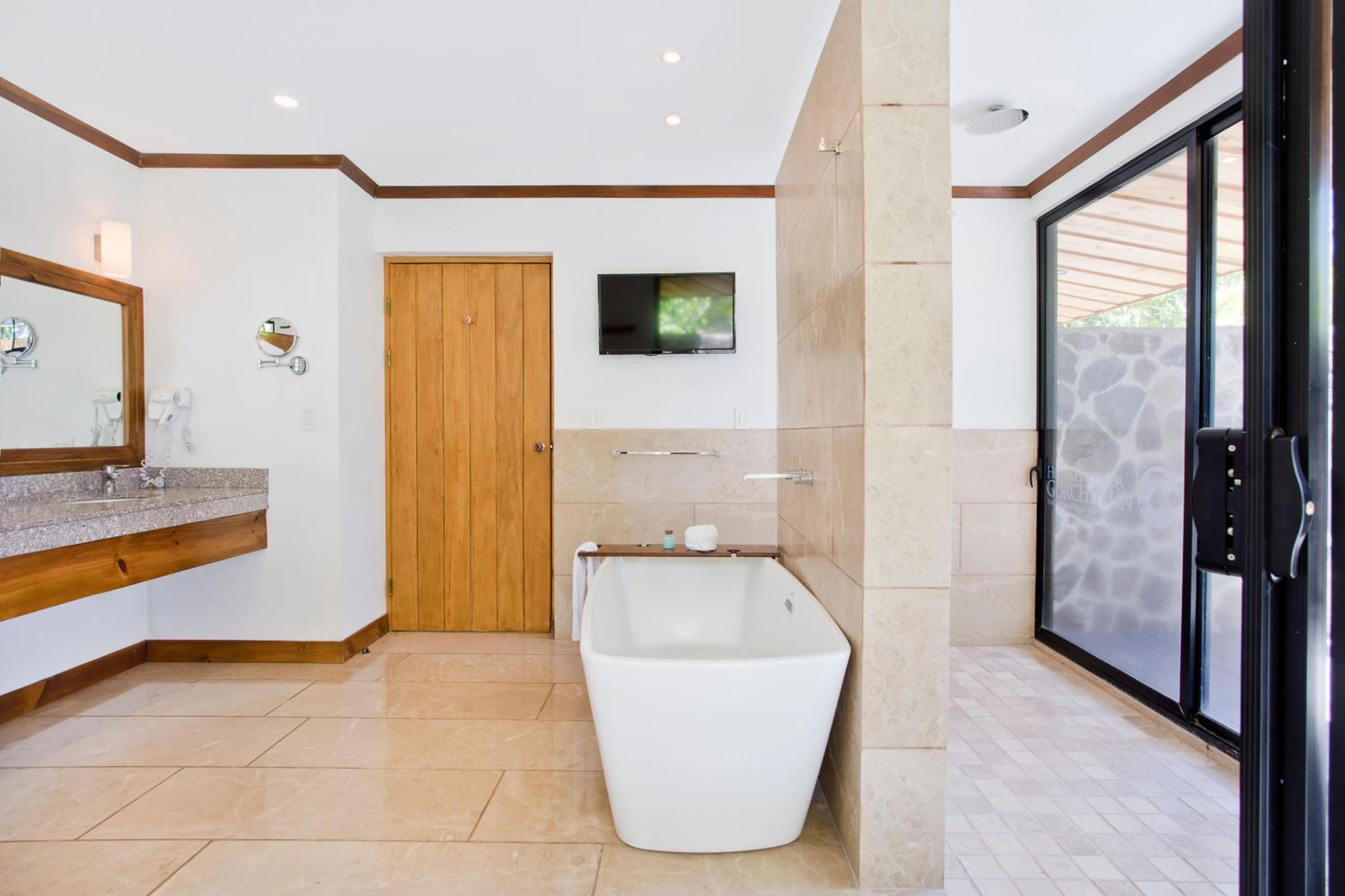Suite - Photo 15