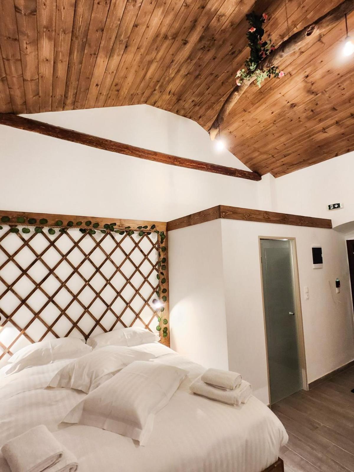 Deluxe Double Room with Side Sea View photo 2