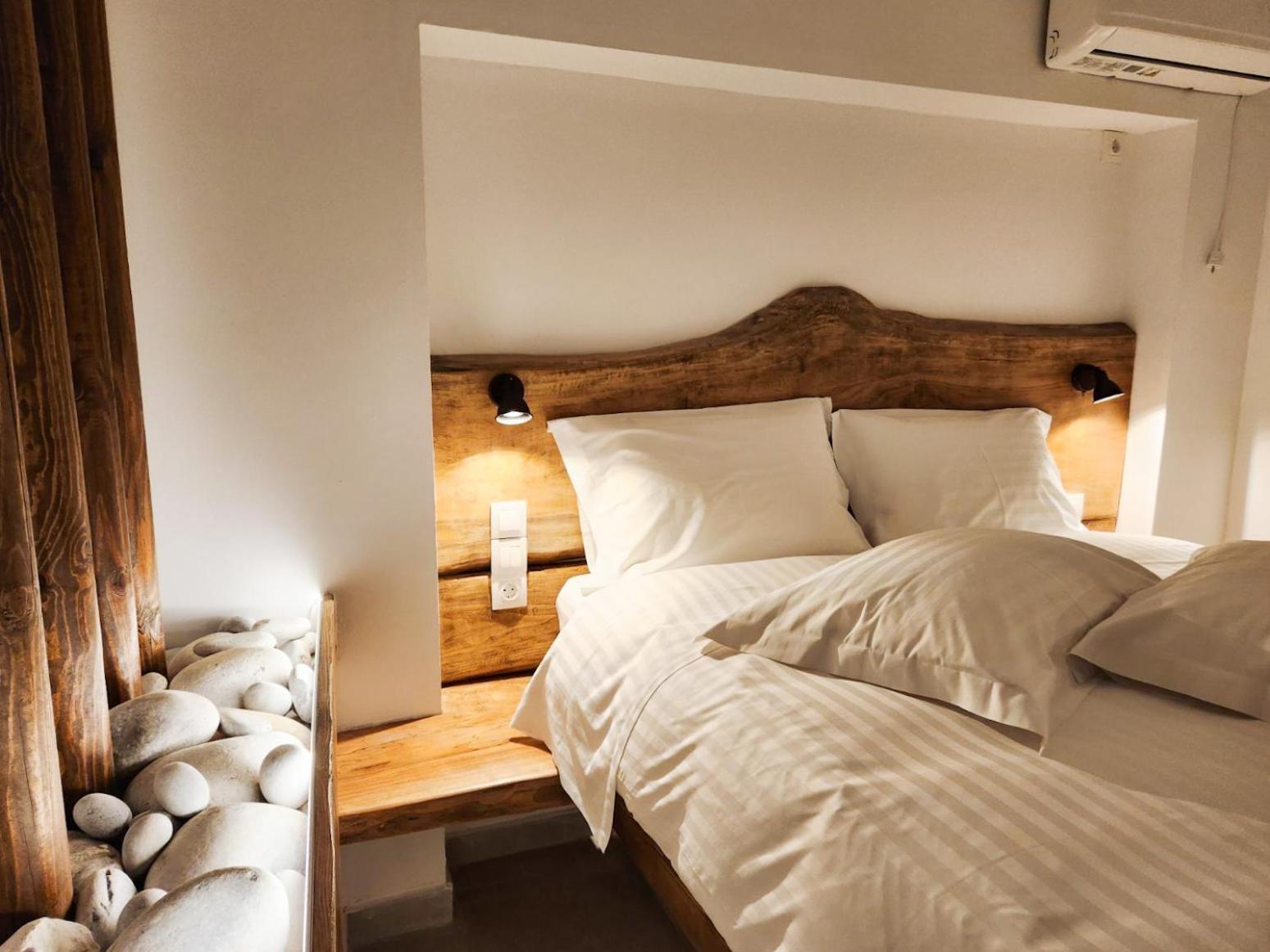 Standard Queen Room with Two Queen Beds photo 1
