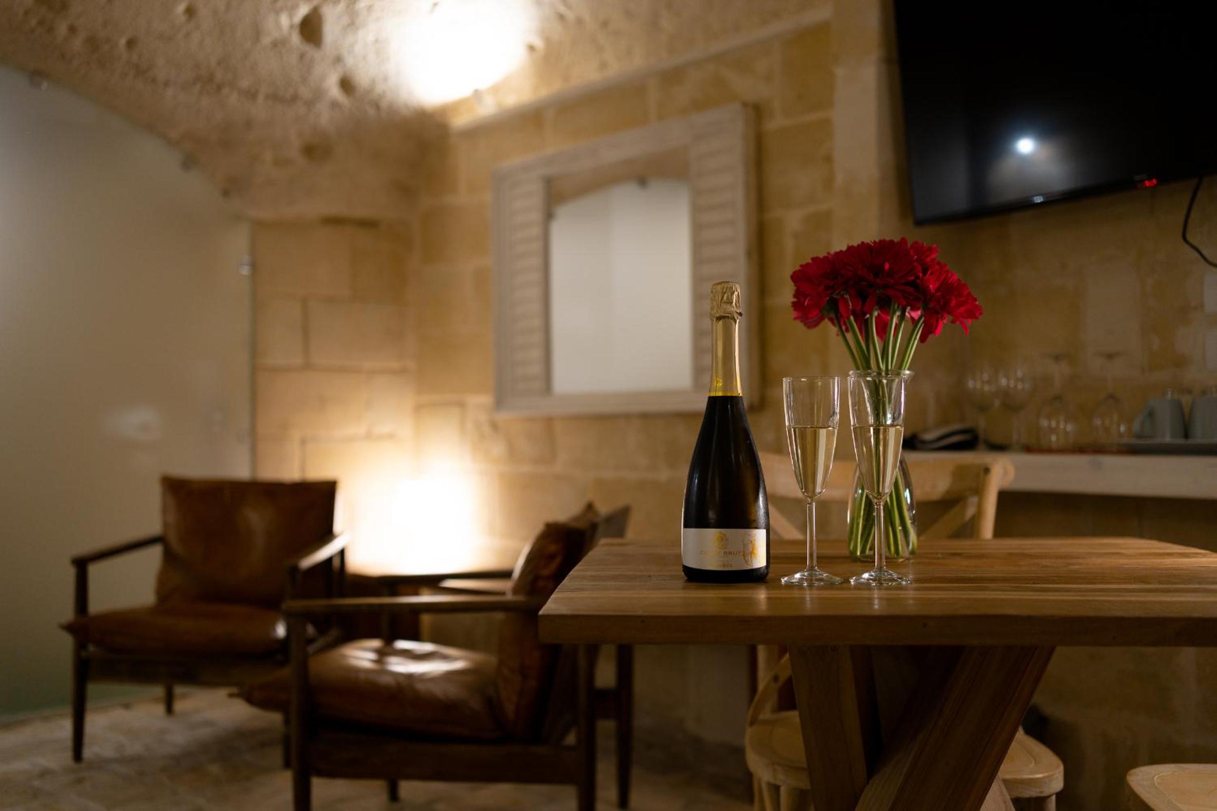 Deluxe Suite with Spa Bath - Cave photo 2