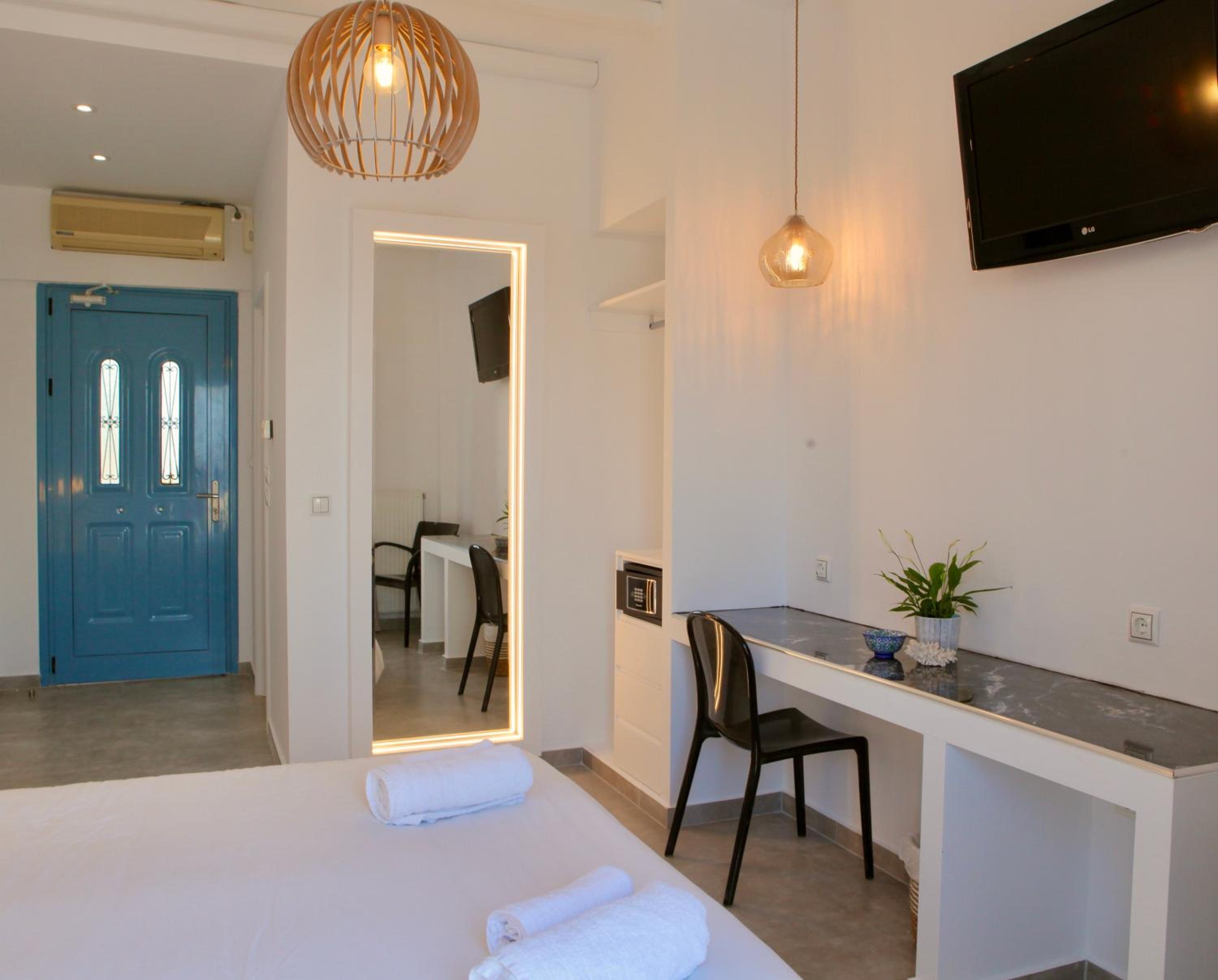 Deluxe Double Room with Balcony and Sea View - Photo 4