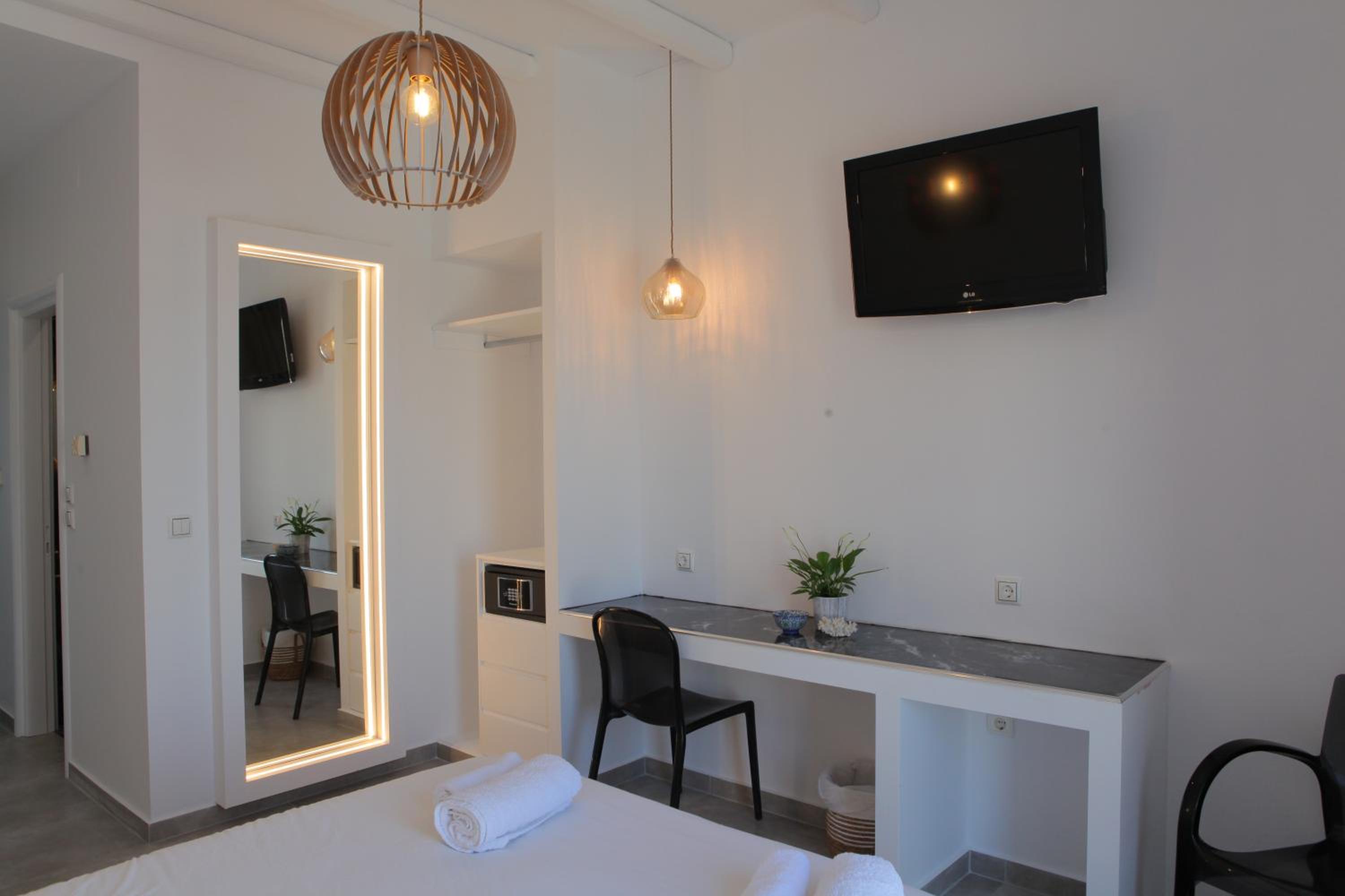 Deluxe Double Room with Balcony and Sea View - Photo 9
