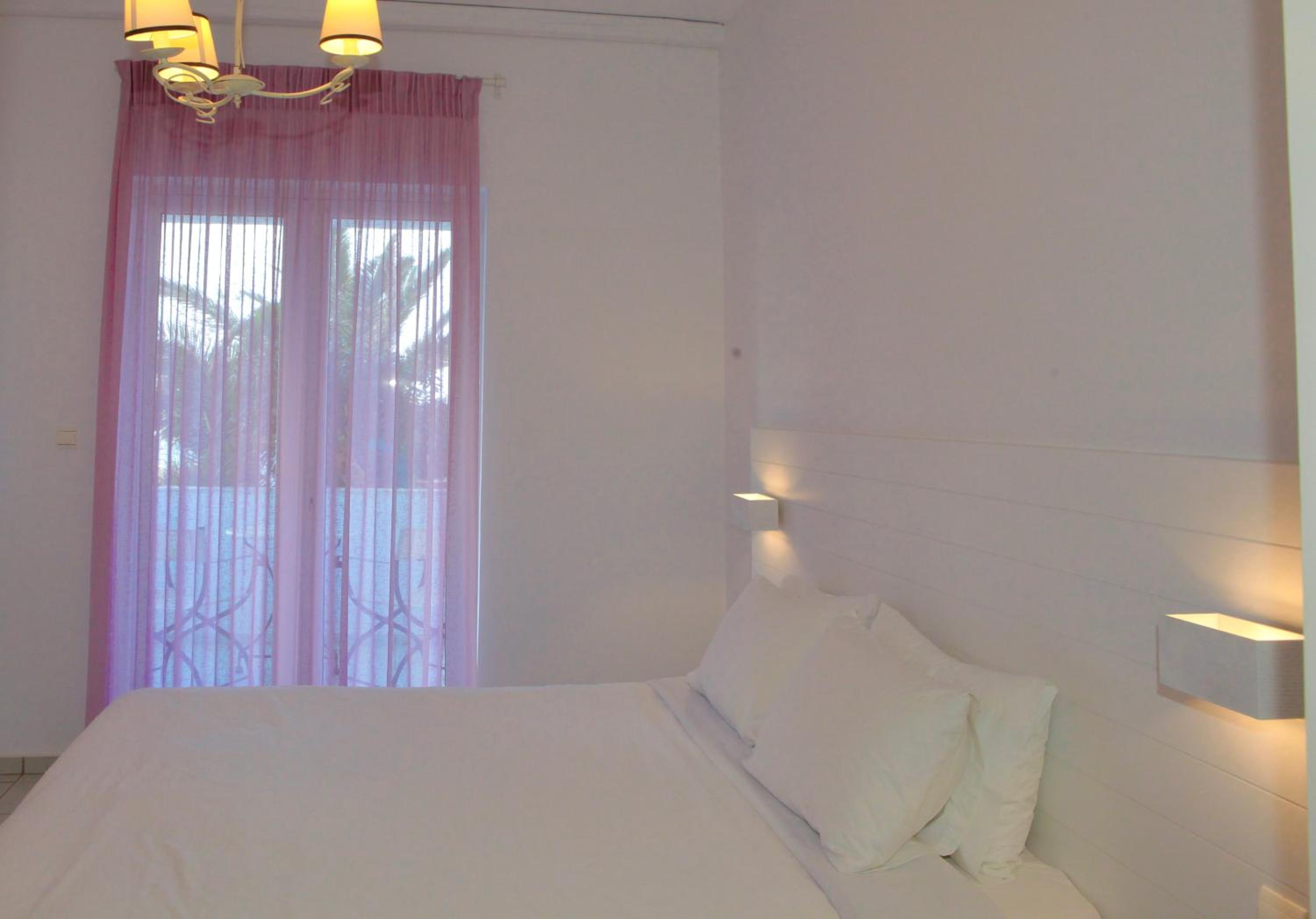 Deluxe Double or Twin Room with Pool View photo 3