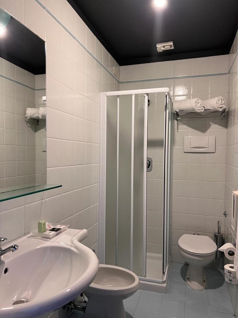 Double Room with Lake View - Photo 15