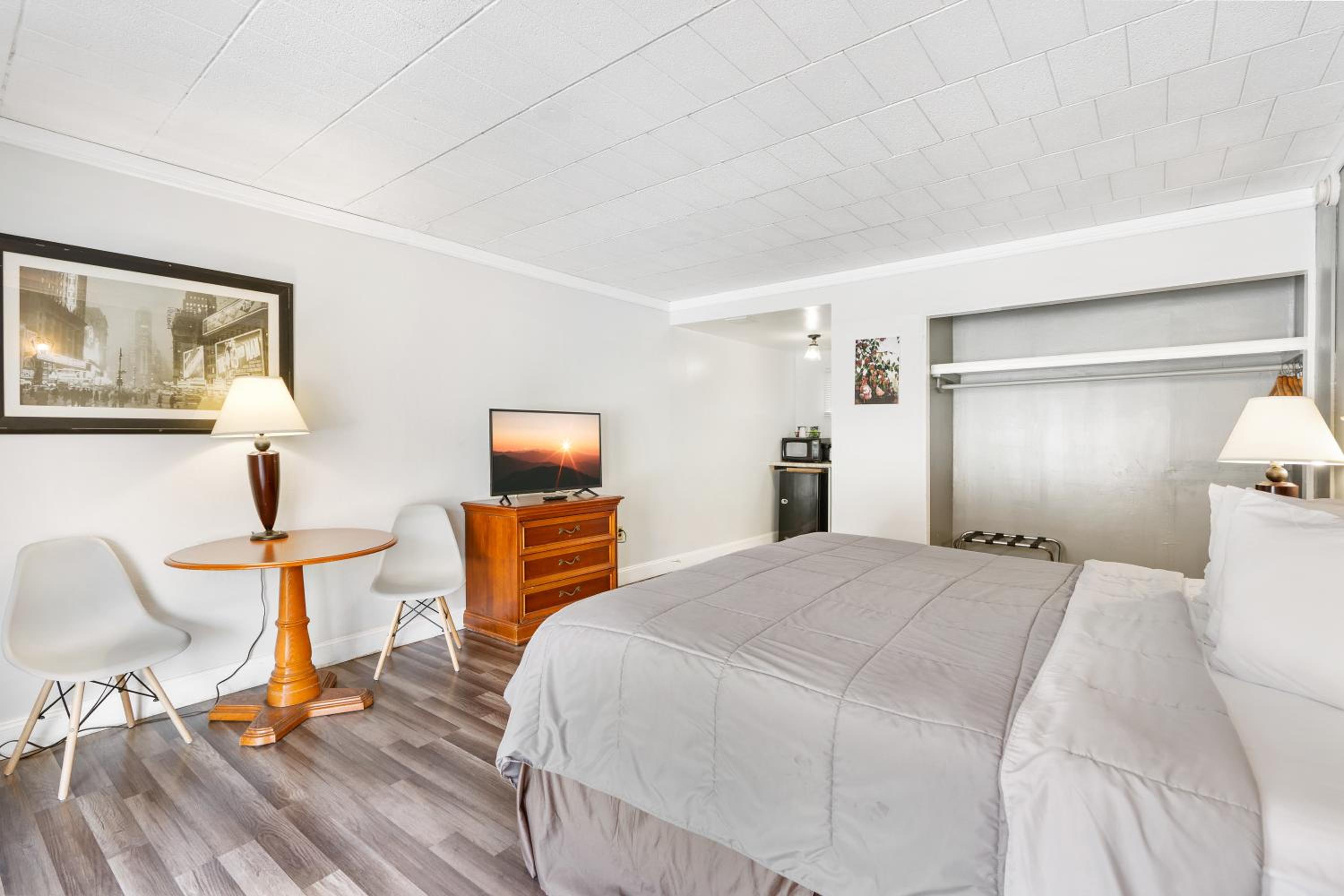 Deluxe King Room photo 1
