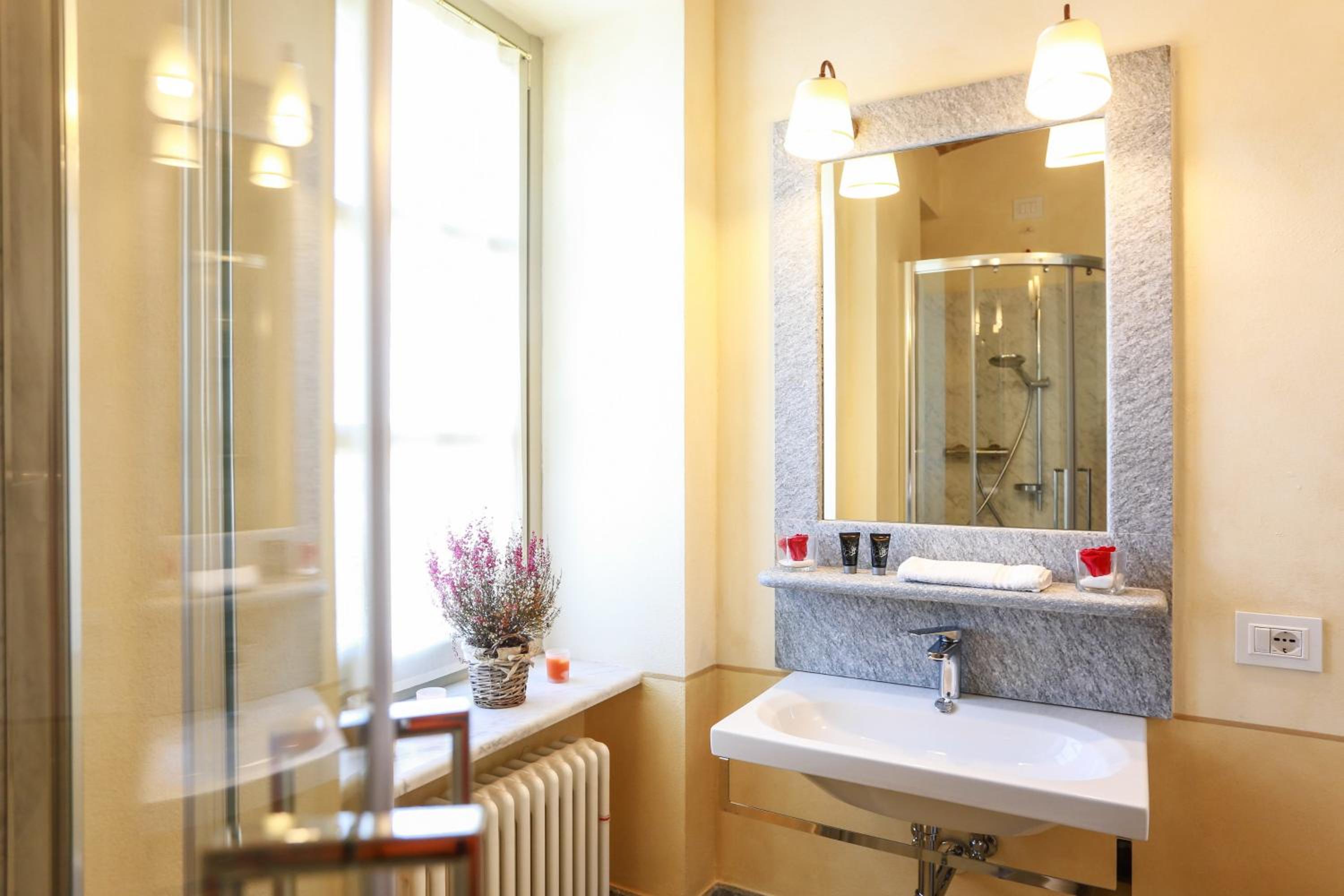 Single Room with Bathroom photo 2