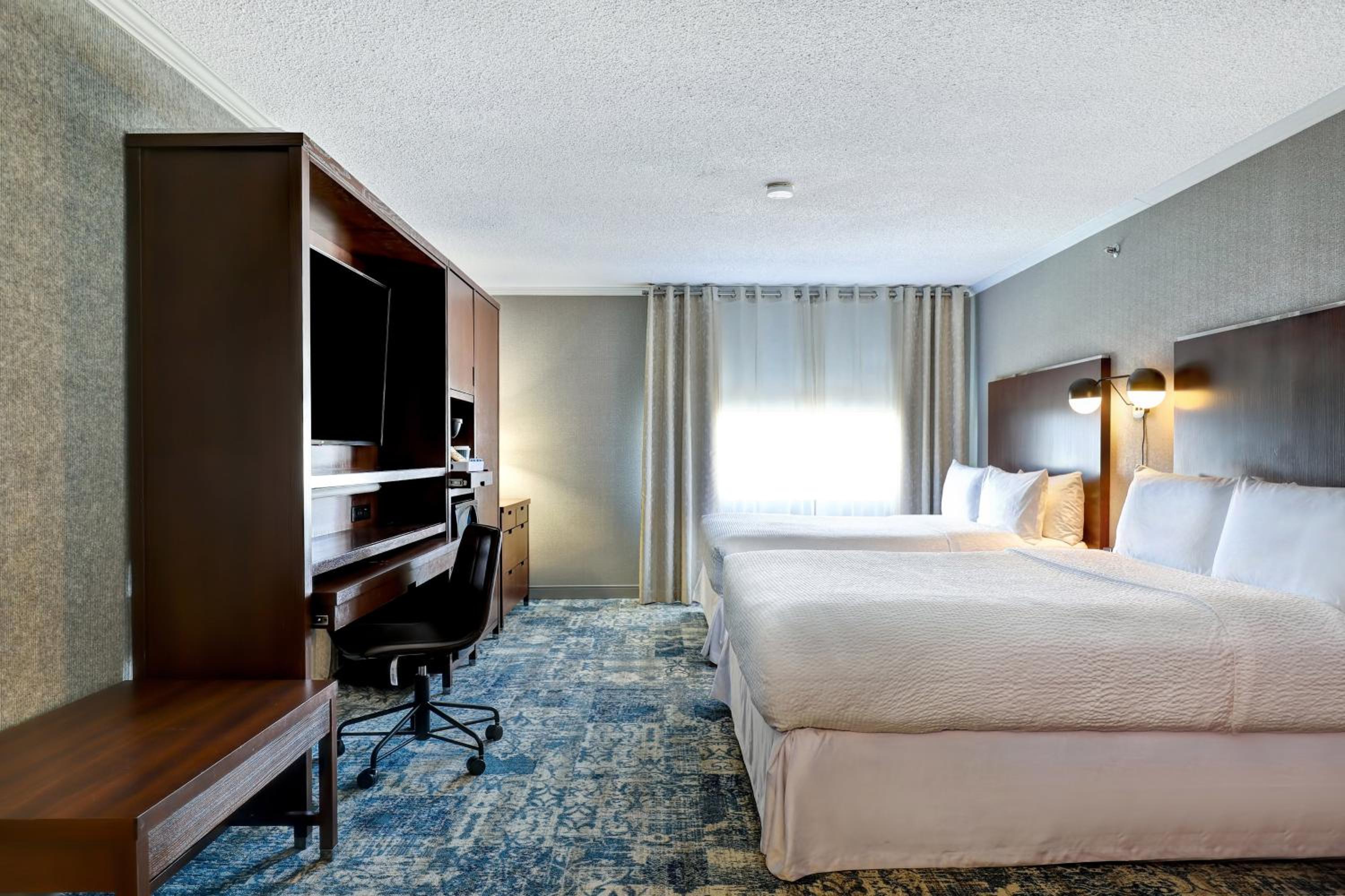 Deluxe Double Queen Room - Photo 2