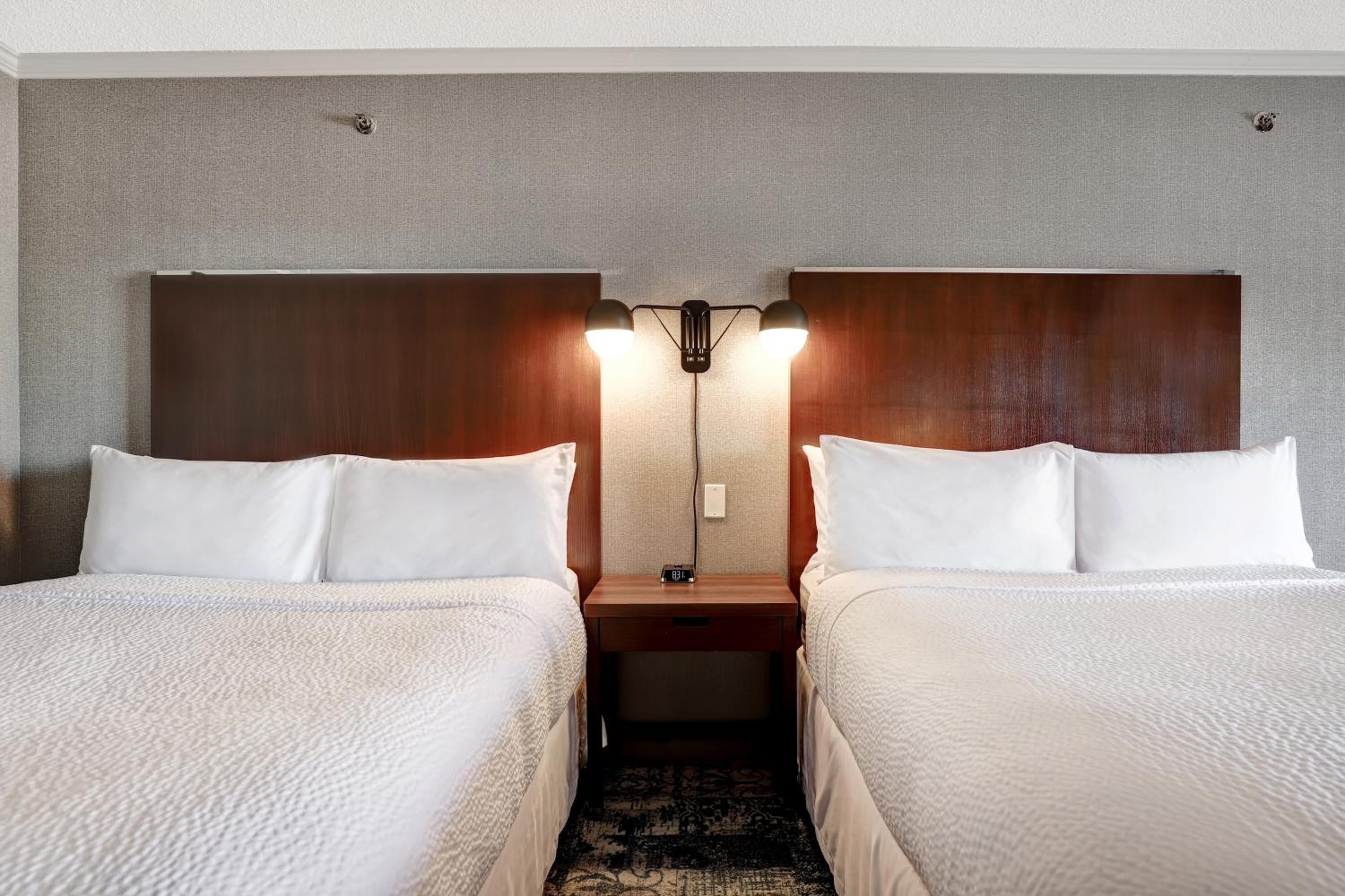 Queen Room with Two Queen Beds - Photo 2