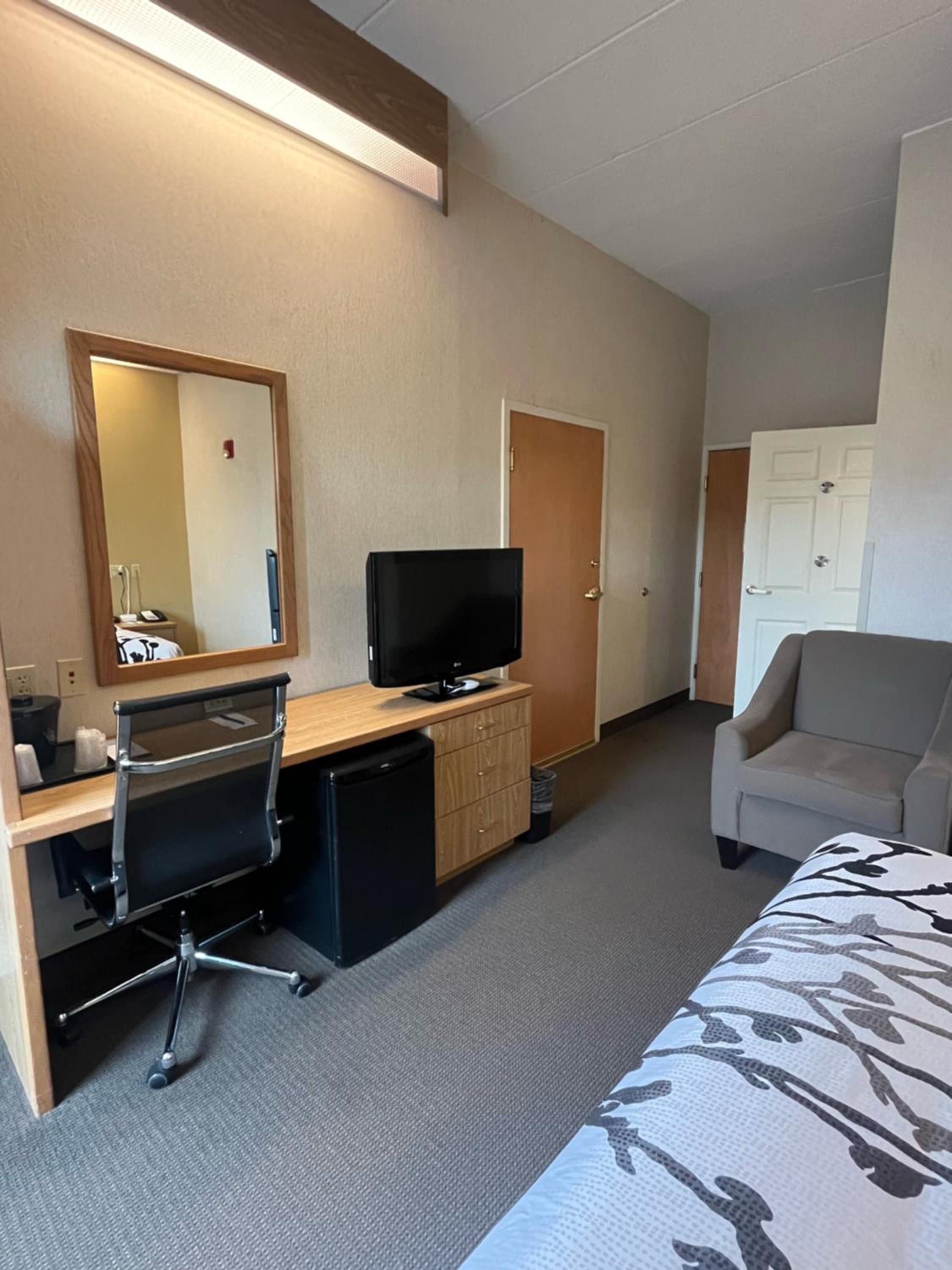 Queen Room - Accessible/Non-Smoking photo 1