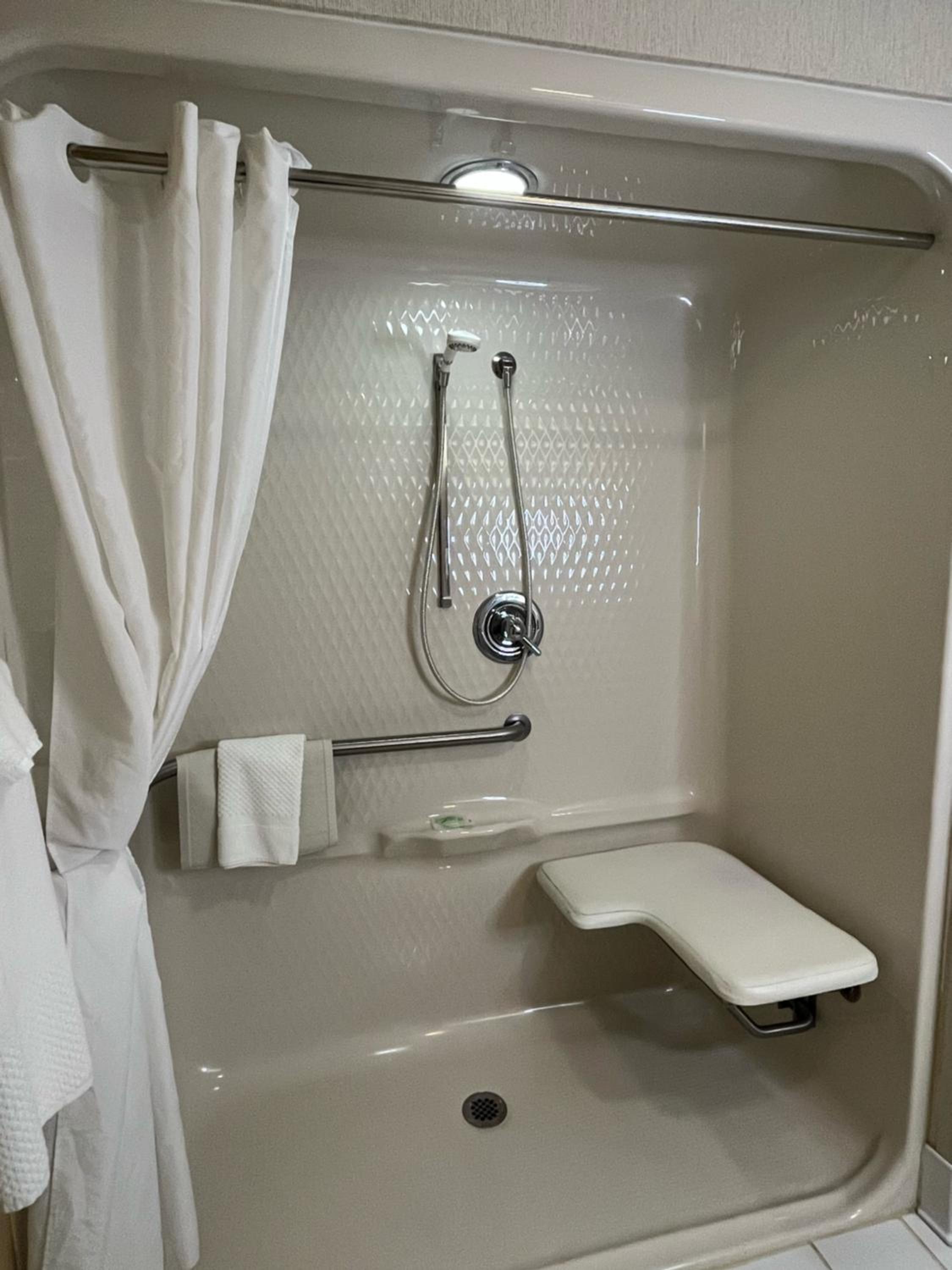 Queen Room - Accessible/Non-Smoking photo 3