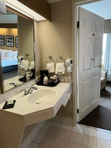 King Room - Accessible/Non-Smoking - Photo 3