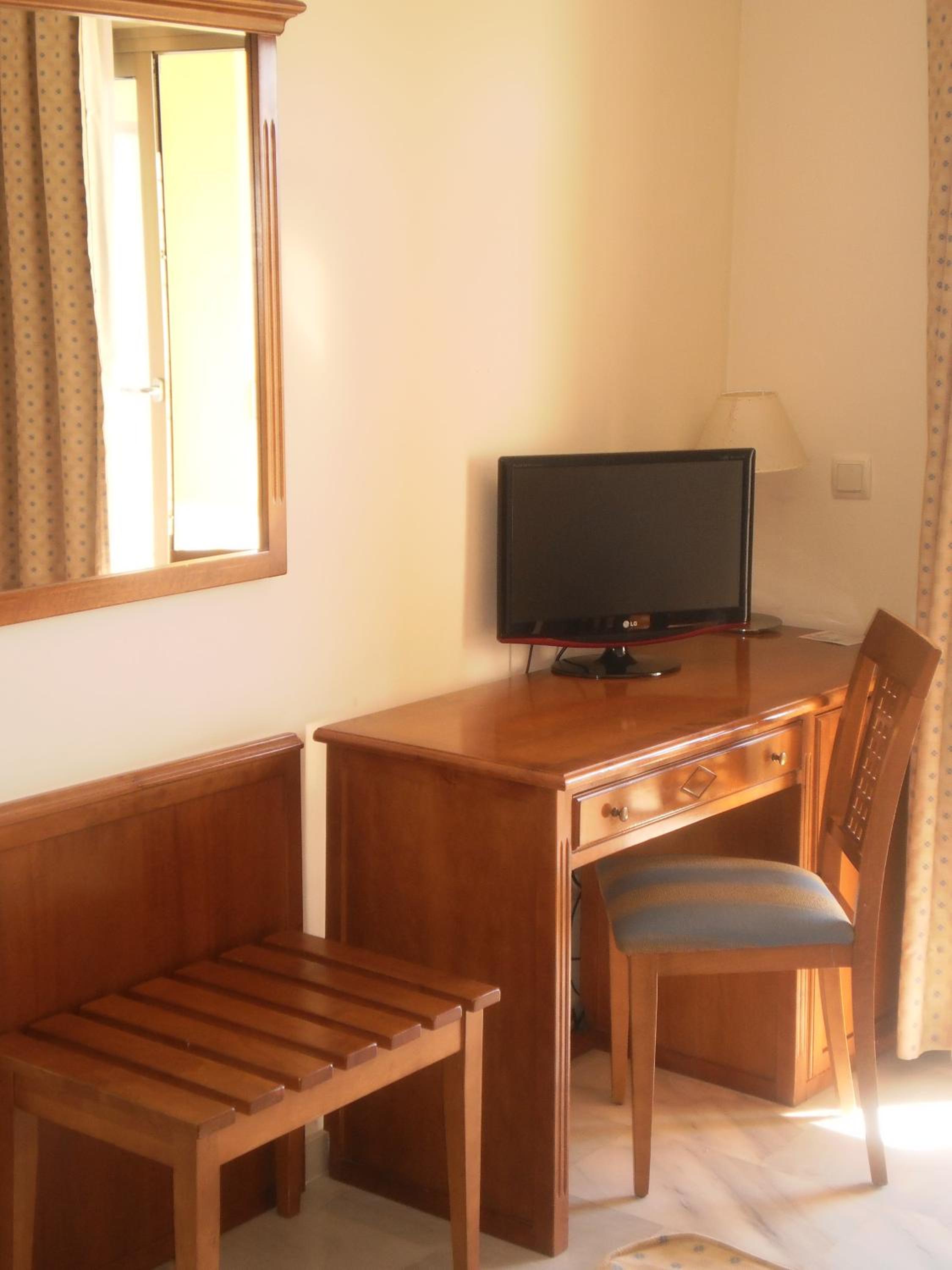 Double or Twin Room with Balcony - Photo 1