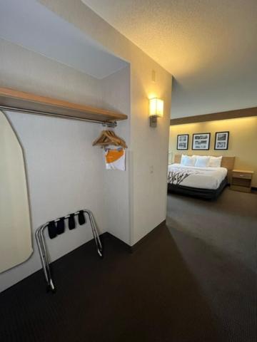 King Room - Accessible/Non-Smoking - Photo 2