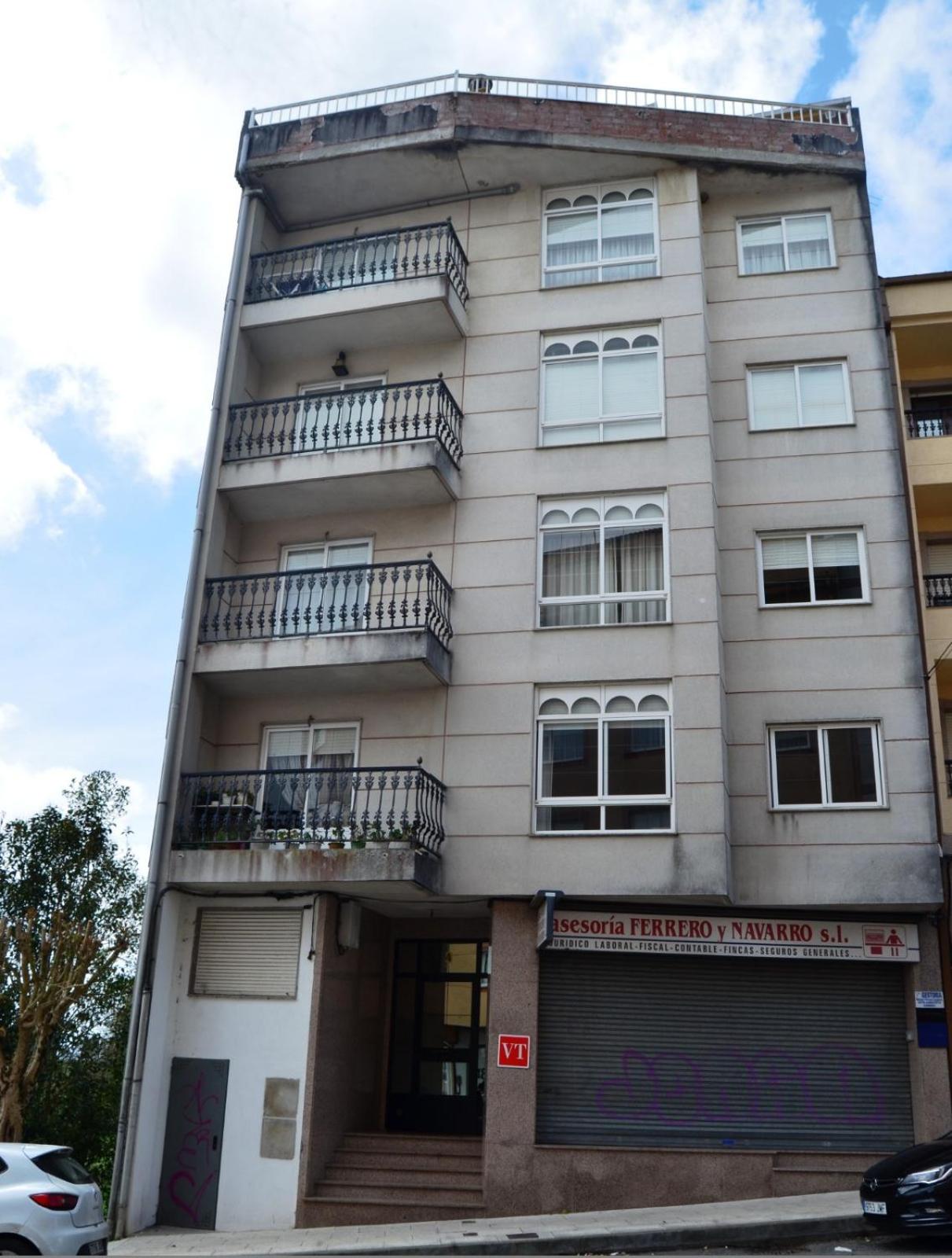 Apartment with Balcony - Photo 2