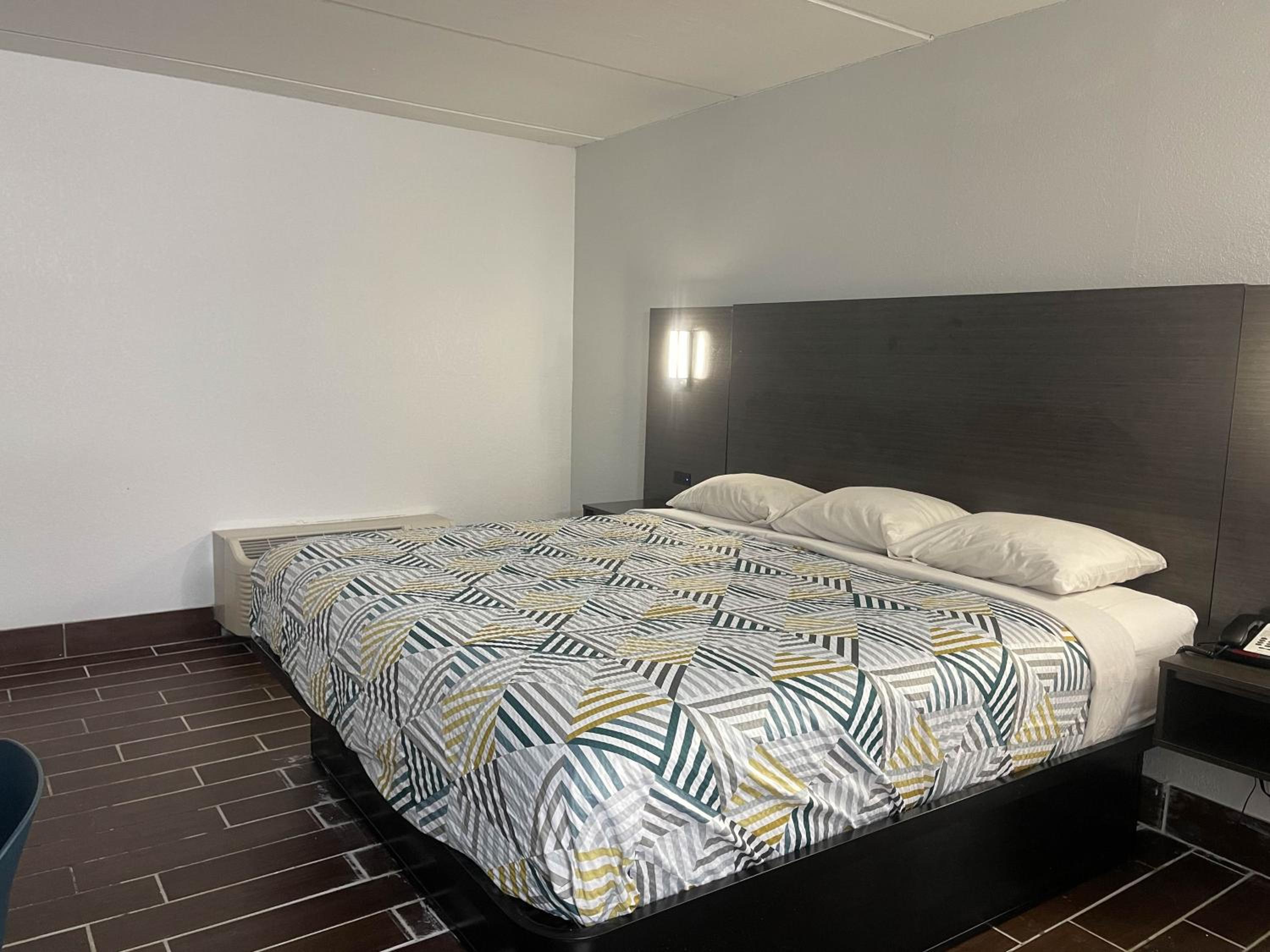 King Room With Roll-In Shower - Disability Access - Non-Smoking photo 2