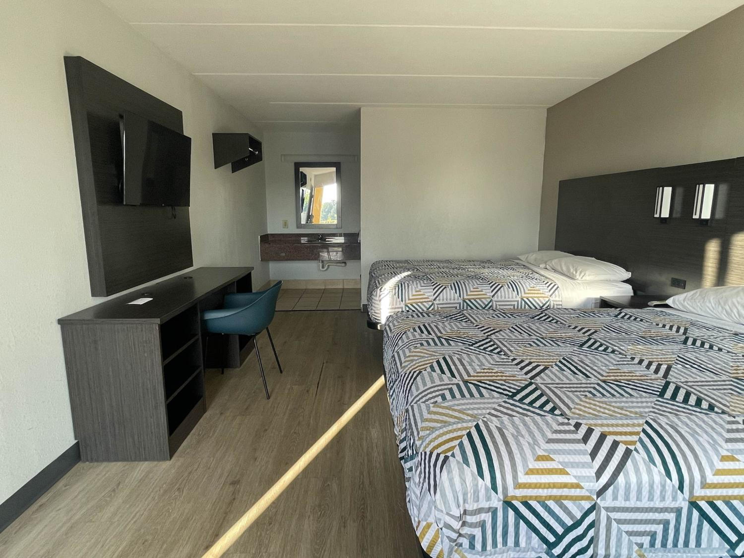 Queen Room With Two Queen Beds - Smoking photo 3