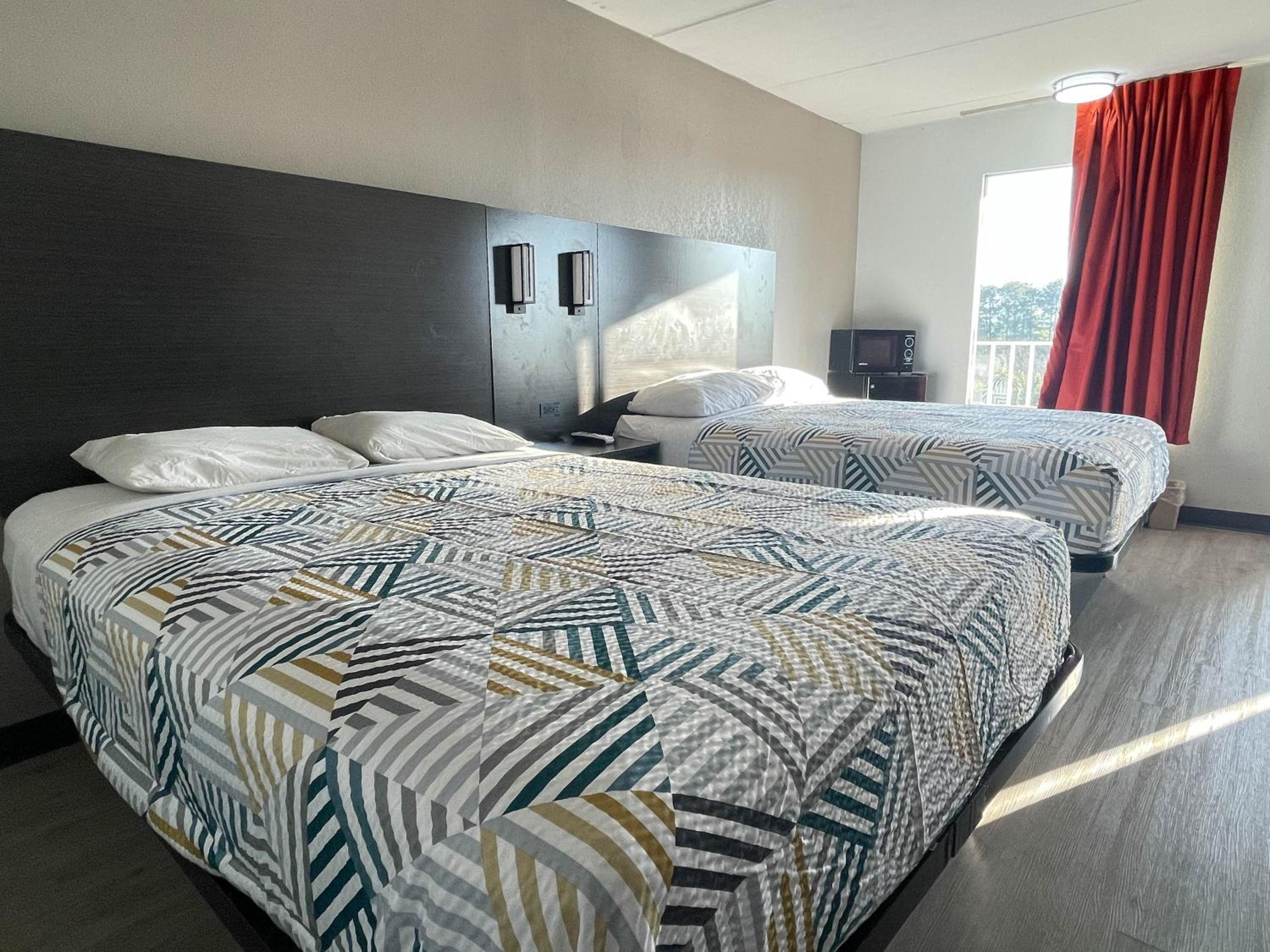 Queen Room With Two Queen Beds - Non-Smoking photo 2