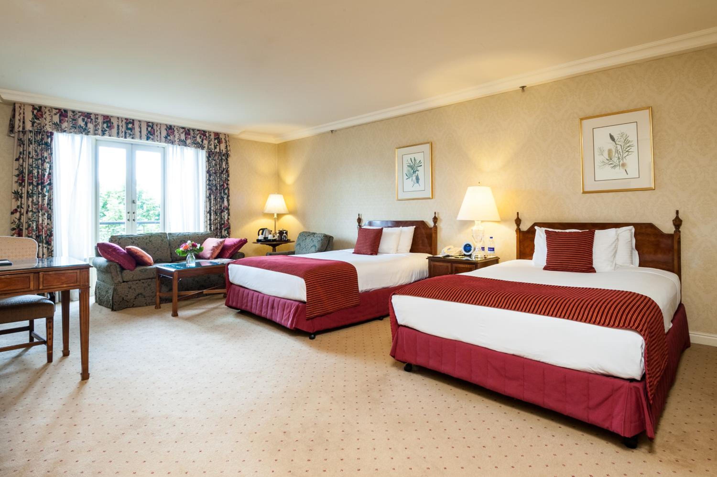 Staycation - Deluxe Twin Room With Breakfast, Parking And Bottle Of Wine
