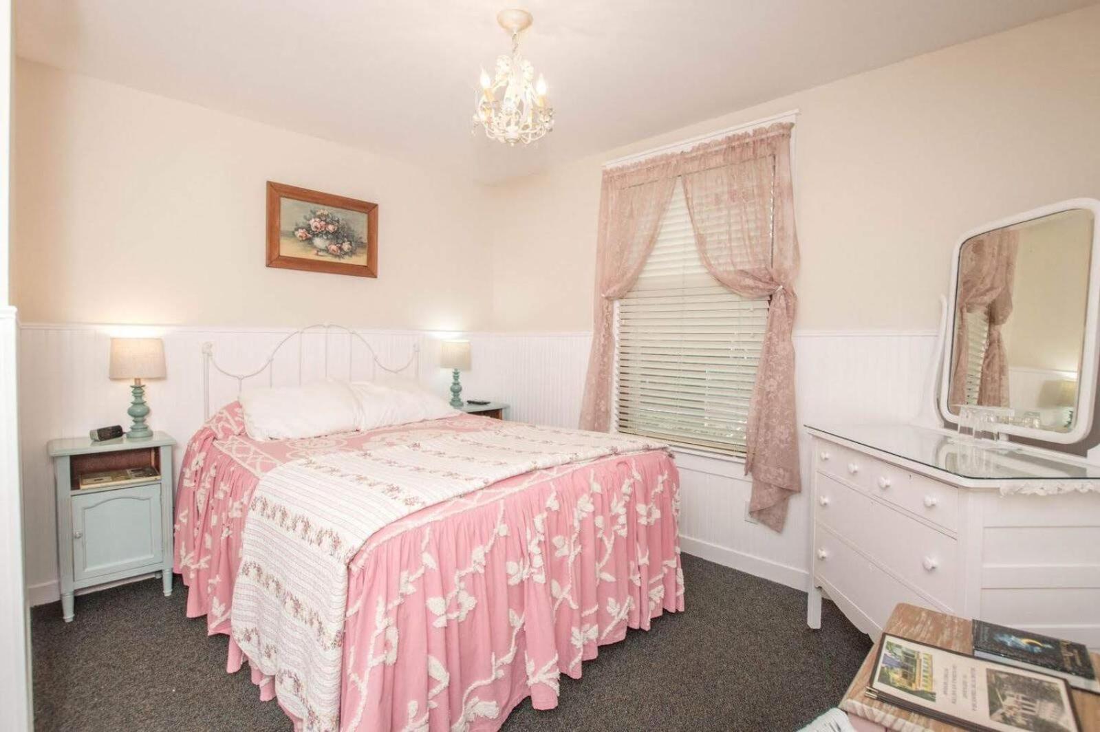 Standard Queen Room - Photo 1