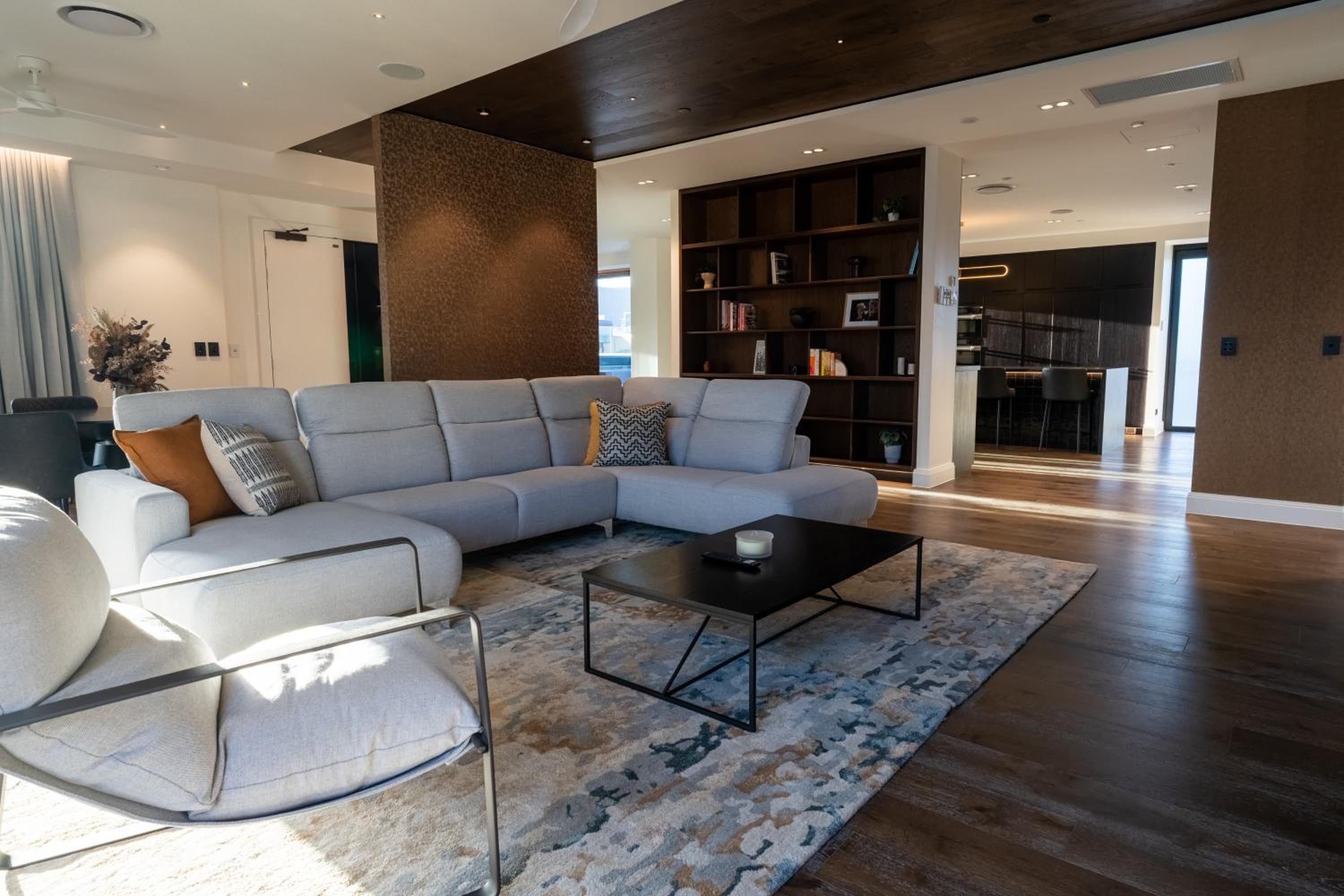 Luxury Penthouse with City View - Photo 15