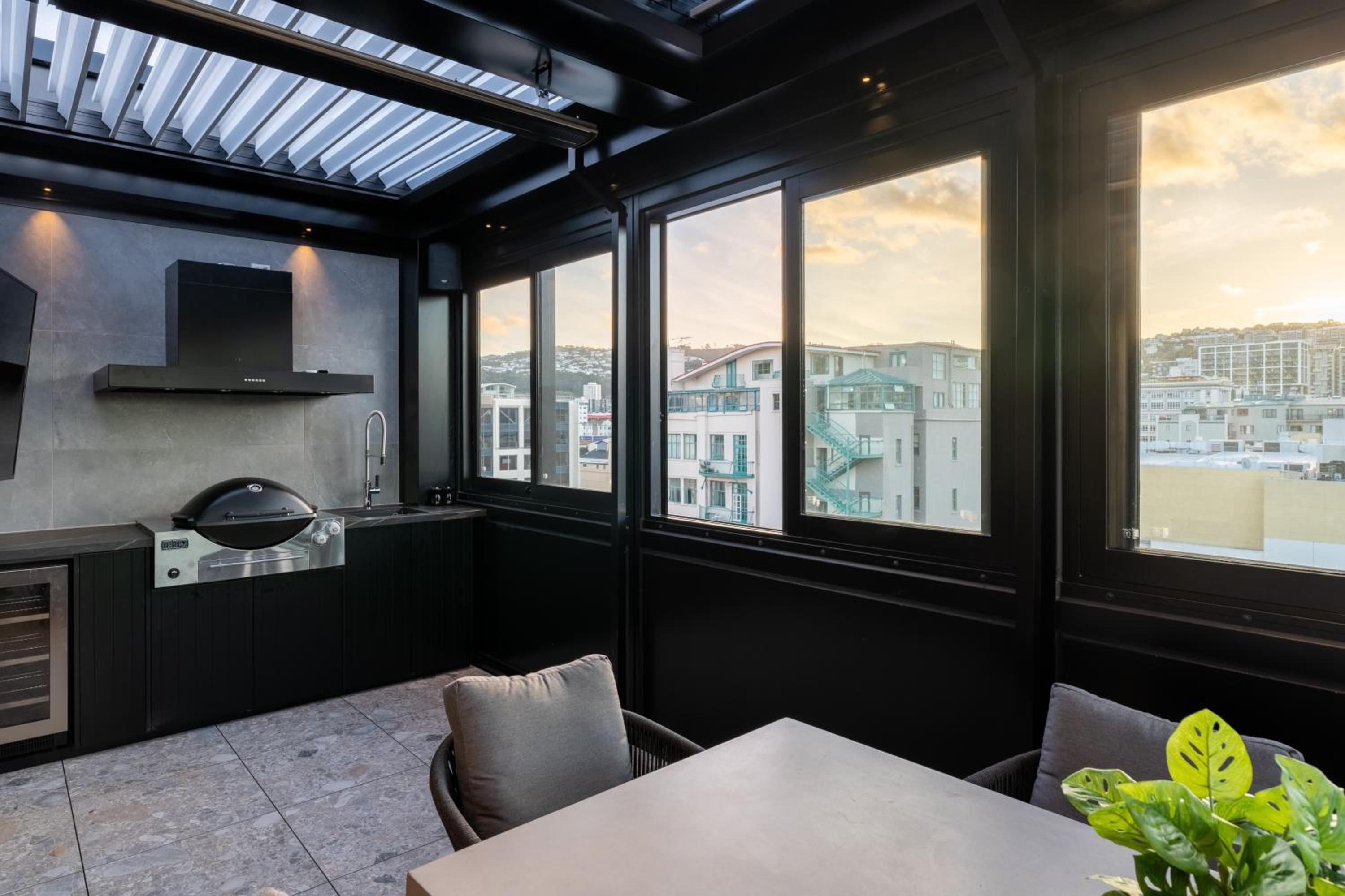 Luxury Penthouse with City View - Photo 21