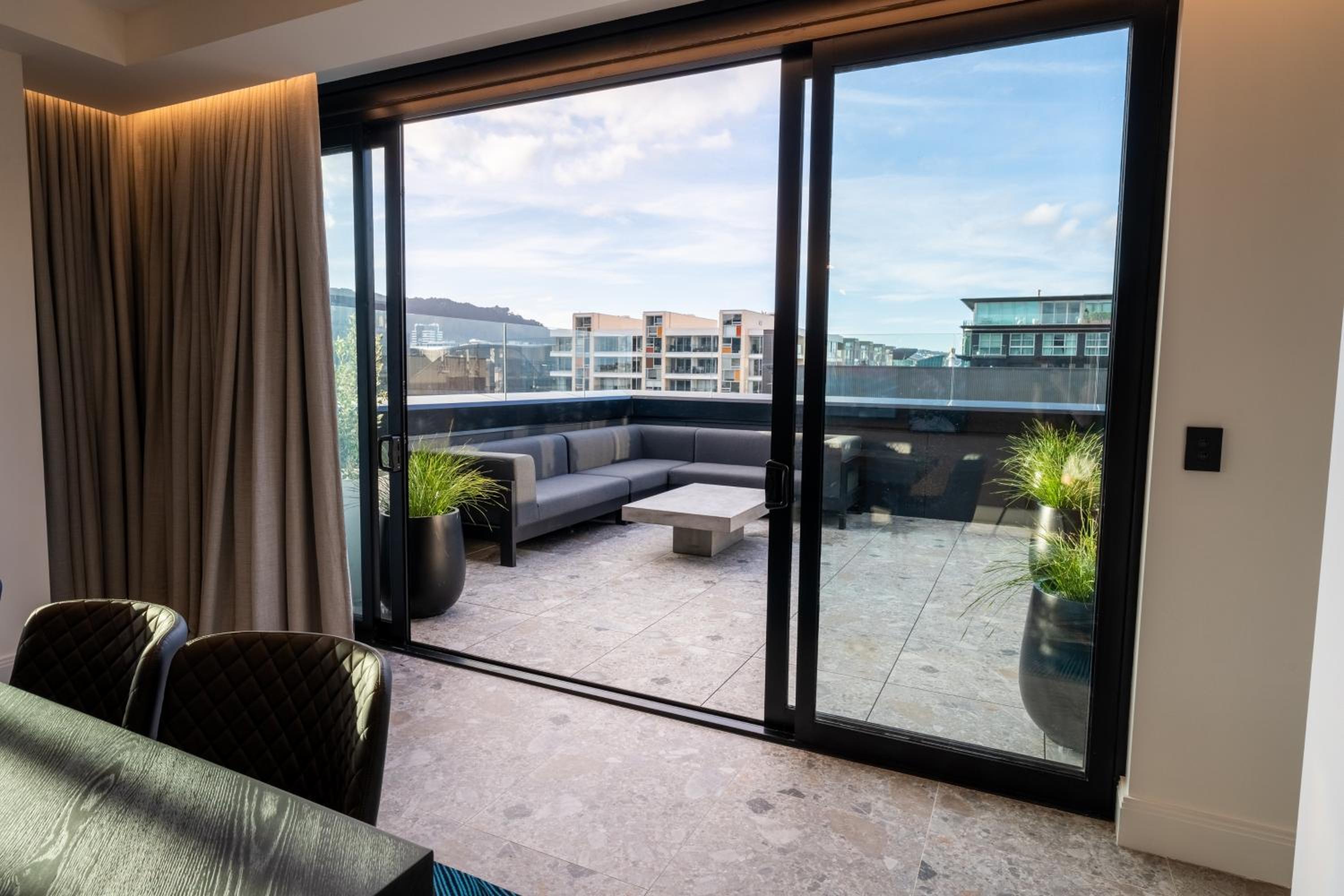Luxury Penthouse with City View - Photo 22
