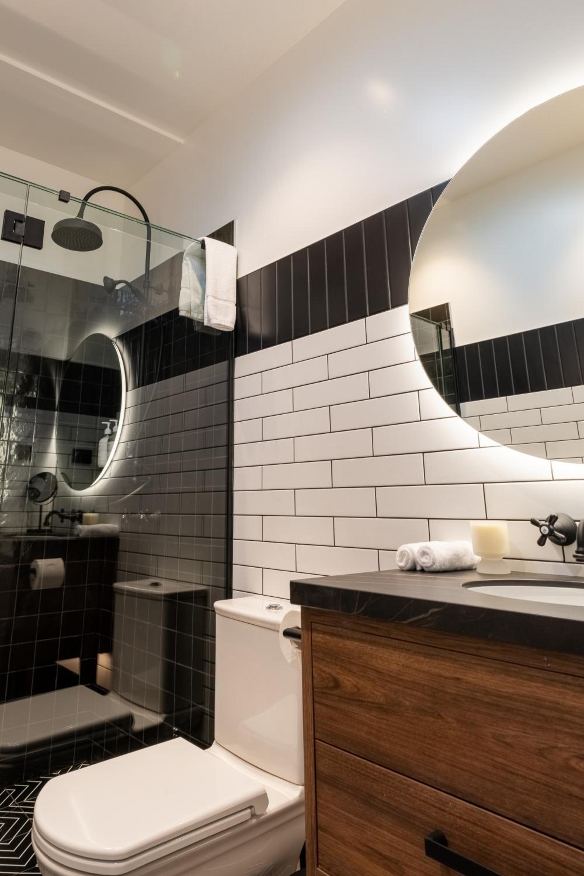 Luxury Penthouse with City View - Photo 23