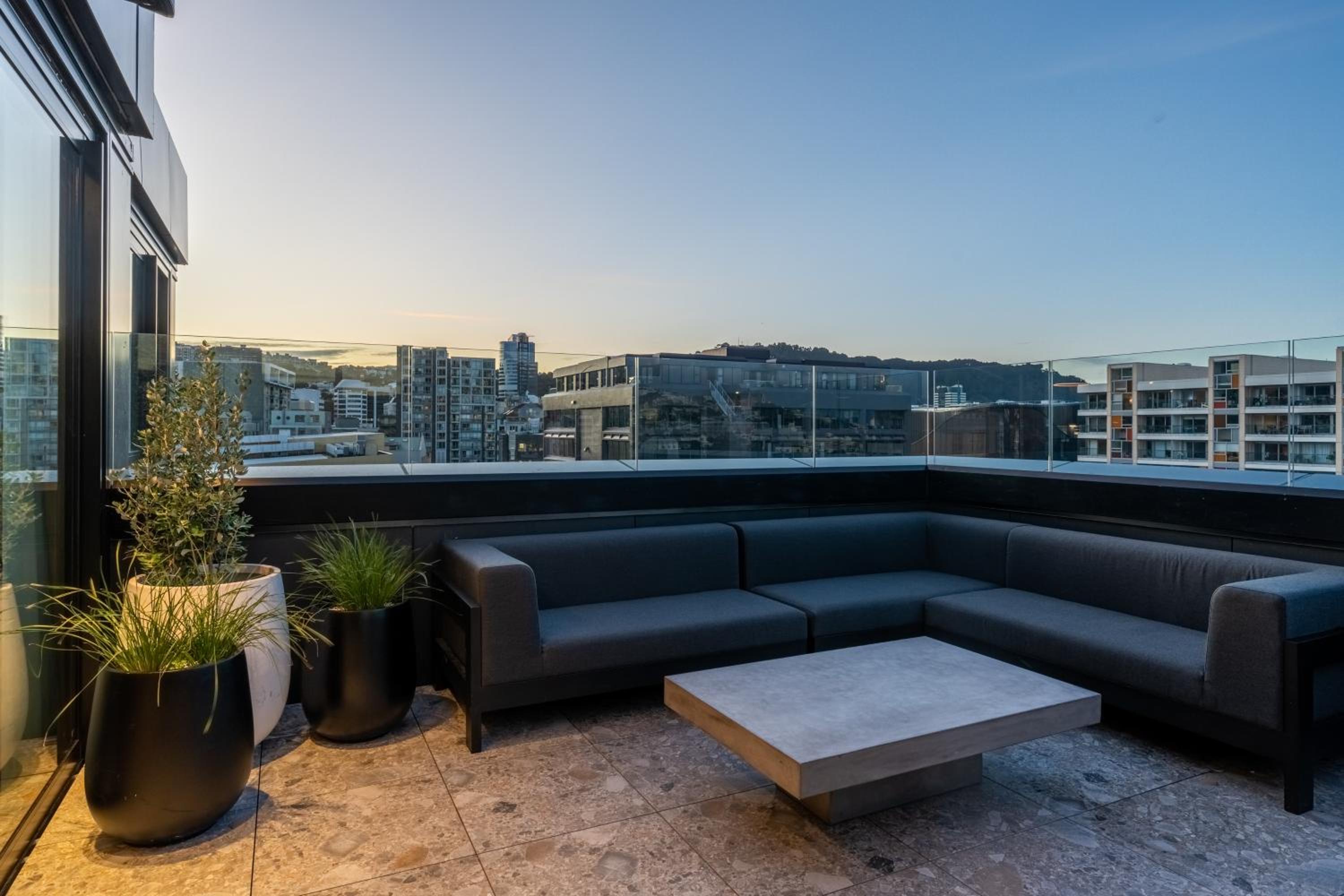 Luxury Penthouse with City View - Photo 34