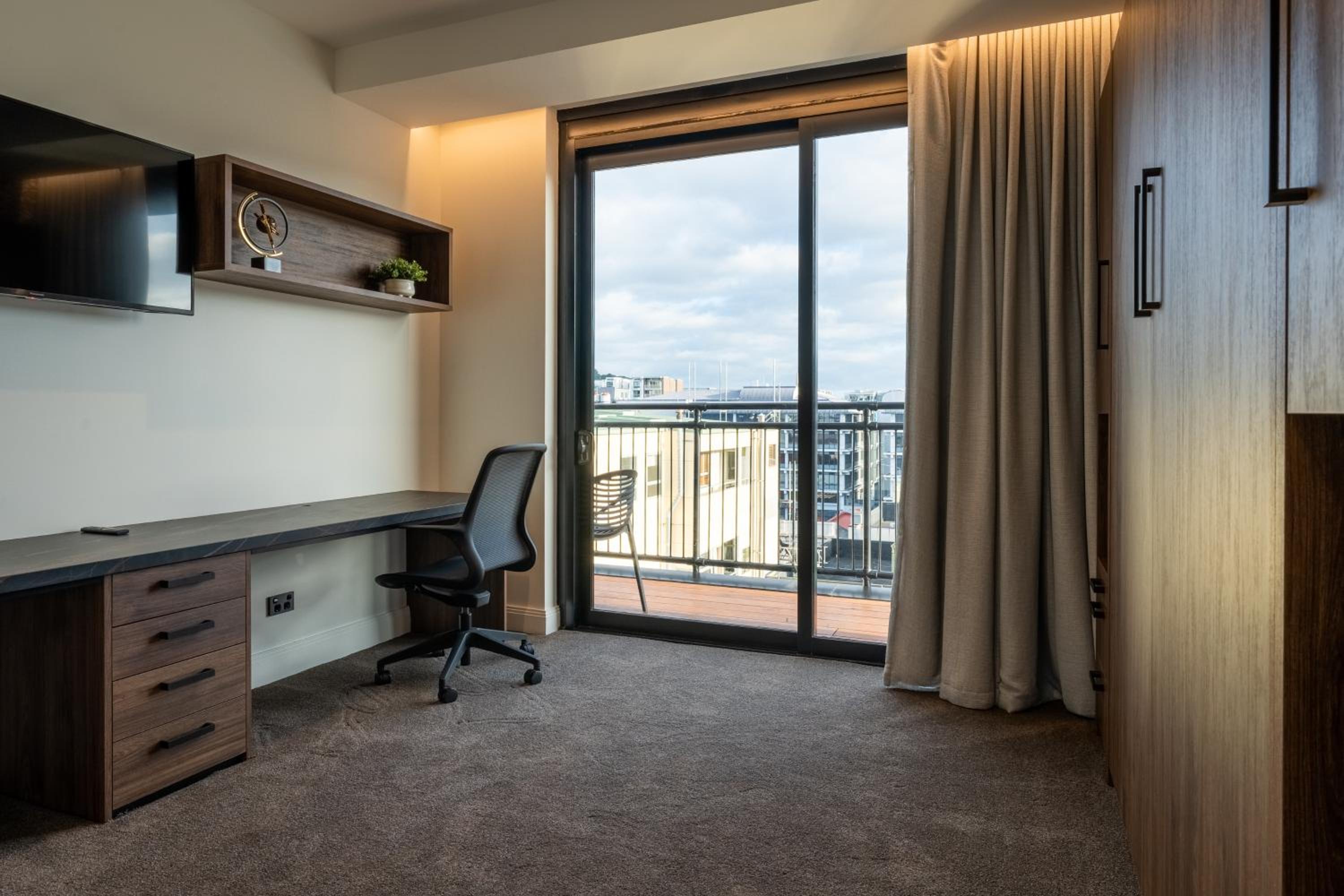 Luxury Penthouse with City View - Photo 24