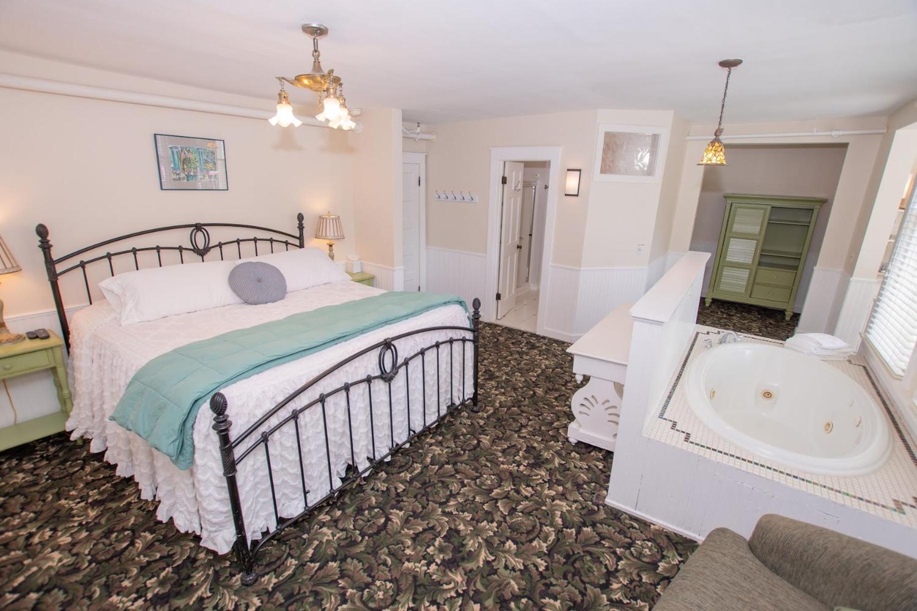 King Suite with Spa Bath - Photo 2