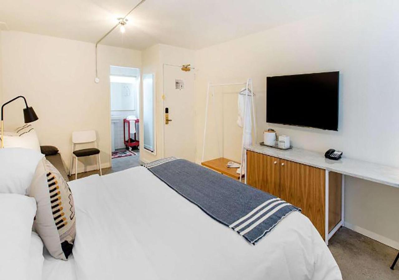 King Room with Balcony - Photo 3