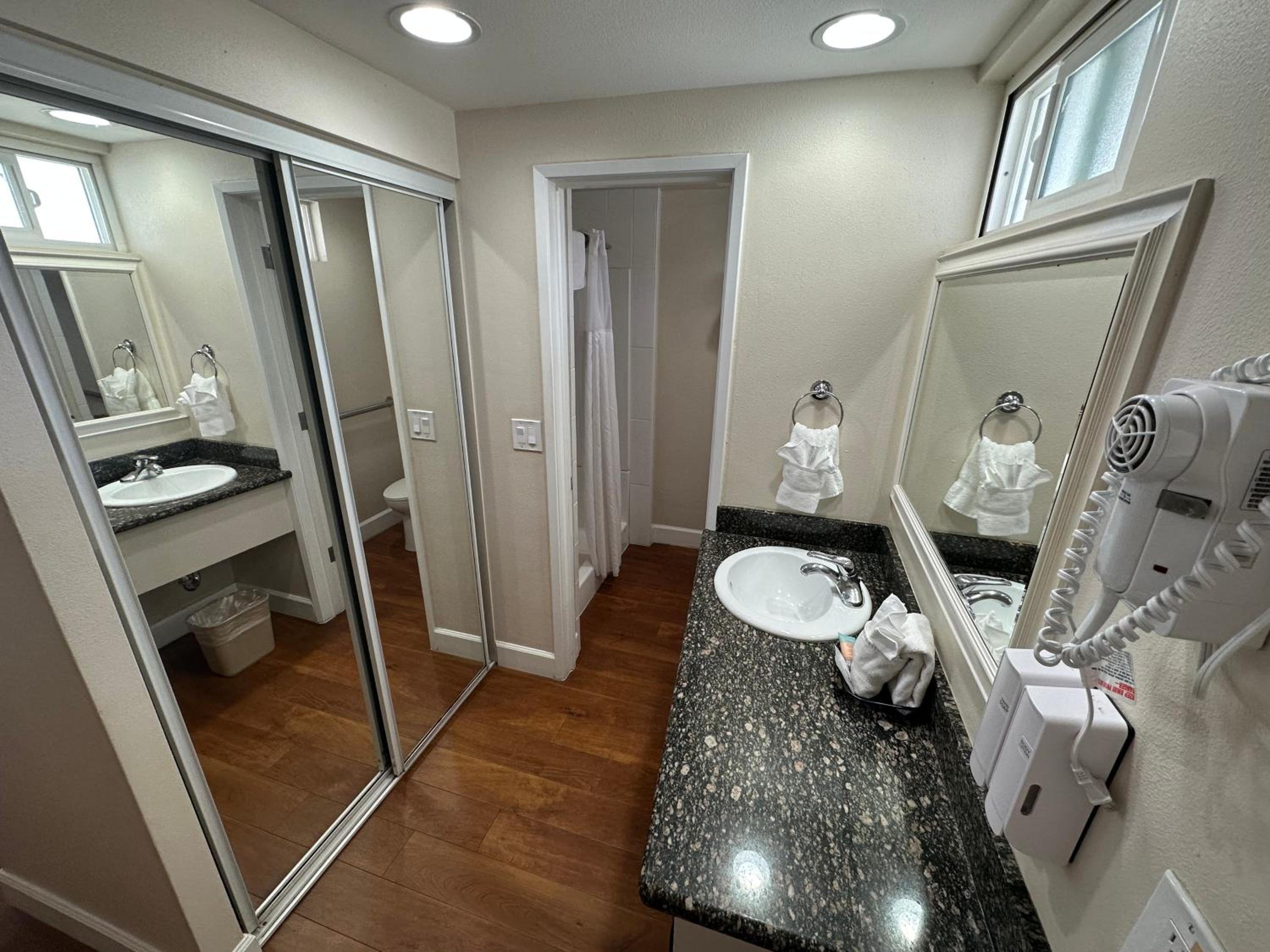 Deluxe King Room (Balcony) - Photo 6