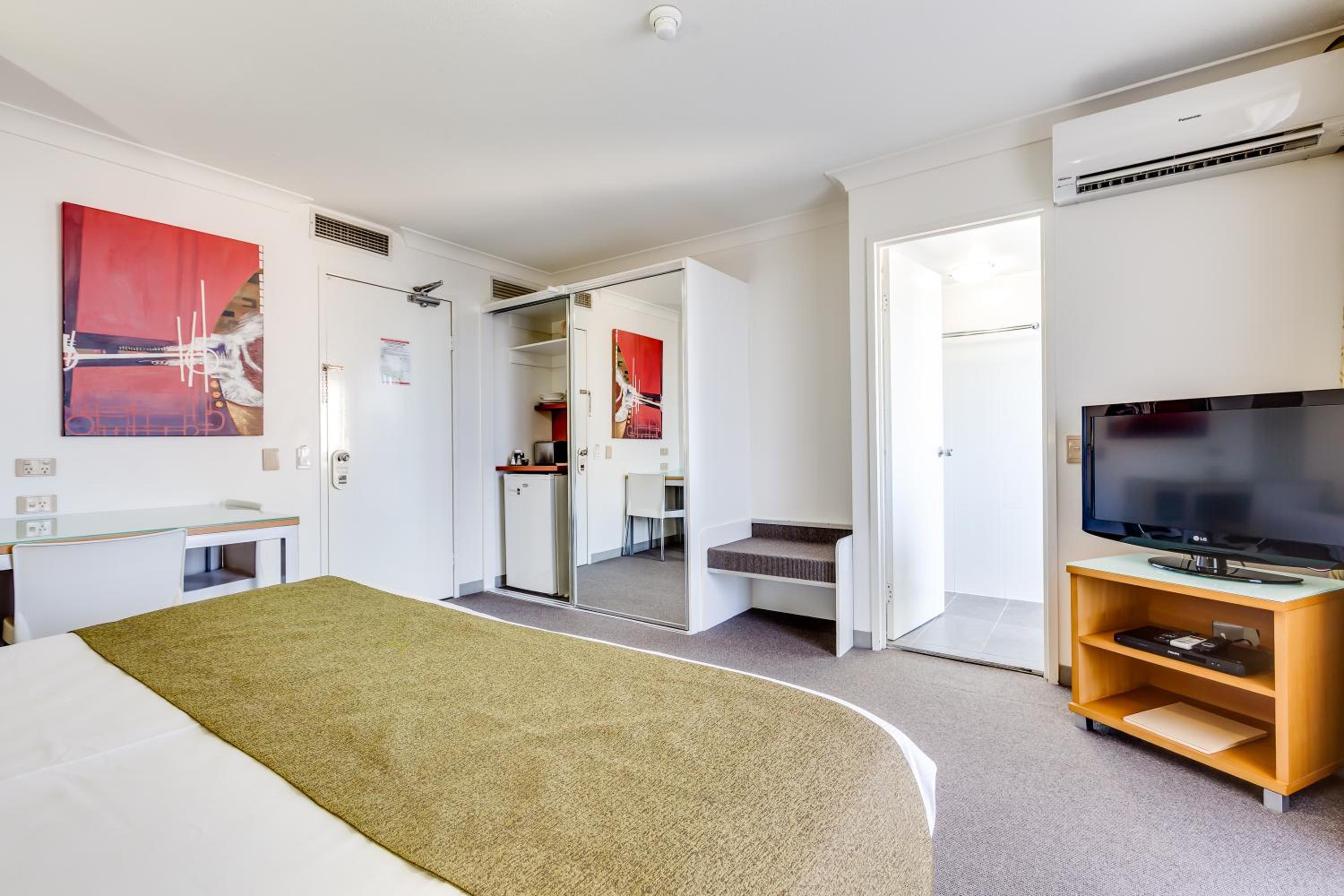 Hotel Room - Photo 4