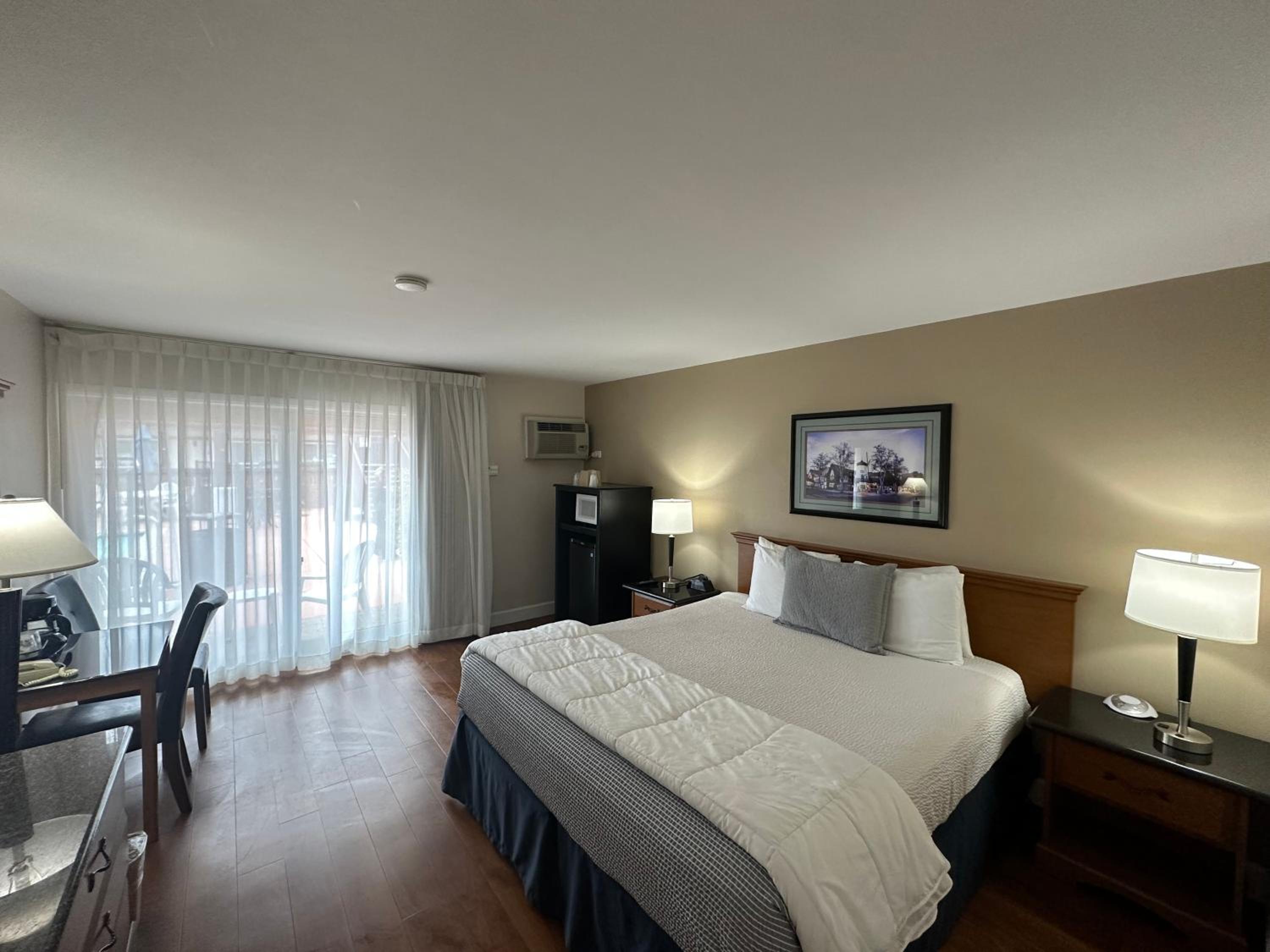 Deluxe King Room (Balcony) - Photo 7