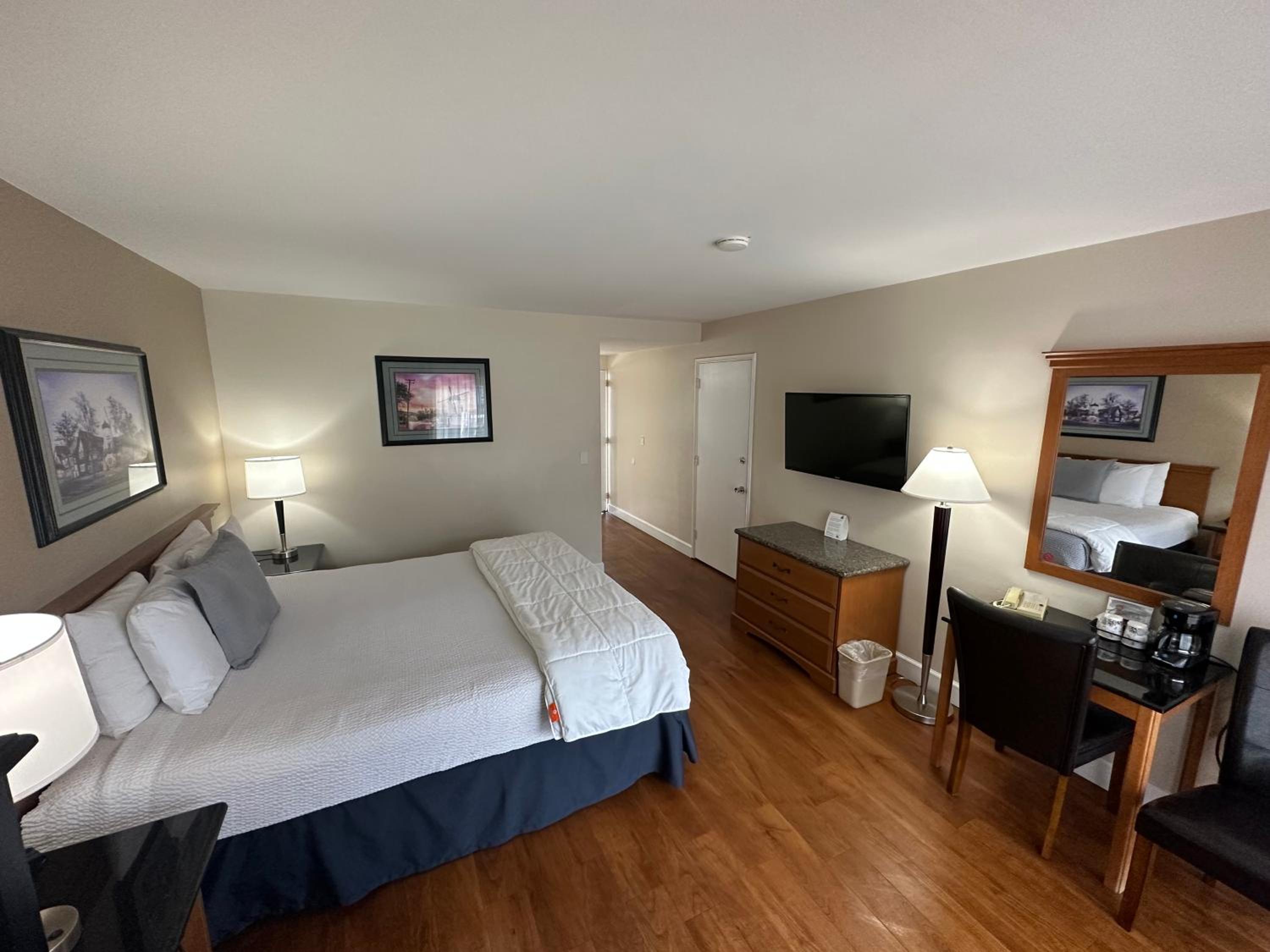 Deluxe King Room (Balcony) - Photo 8