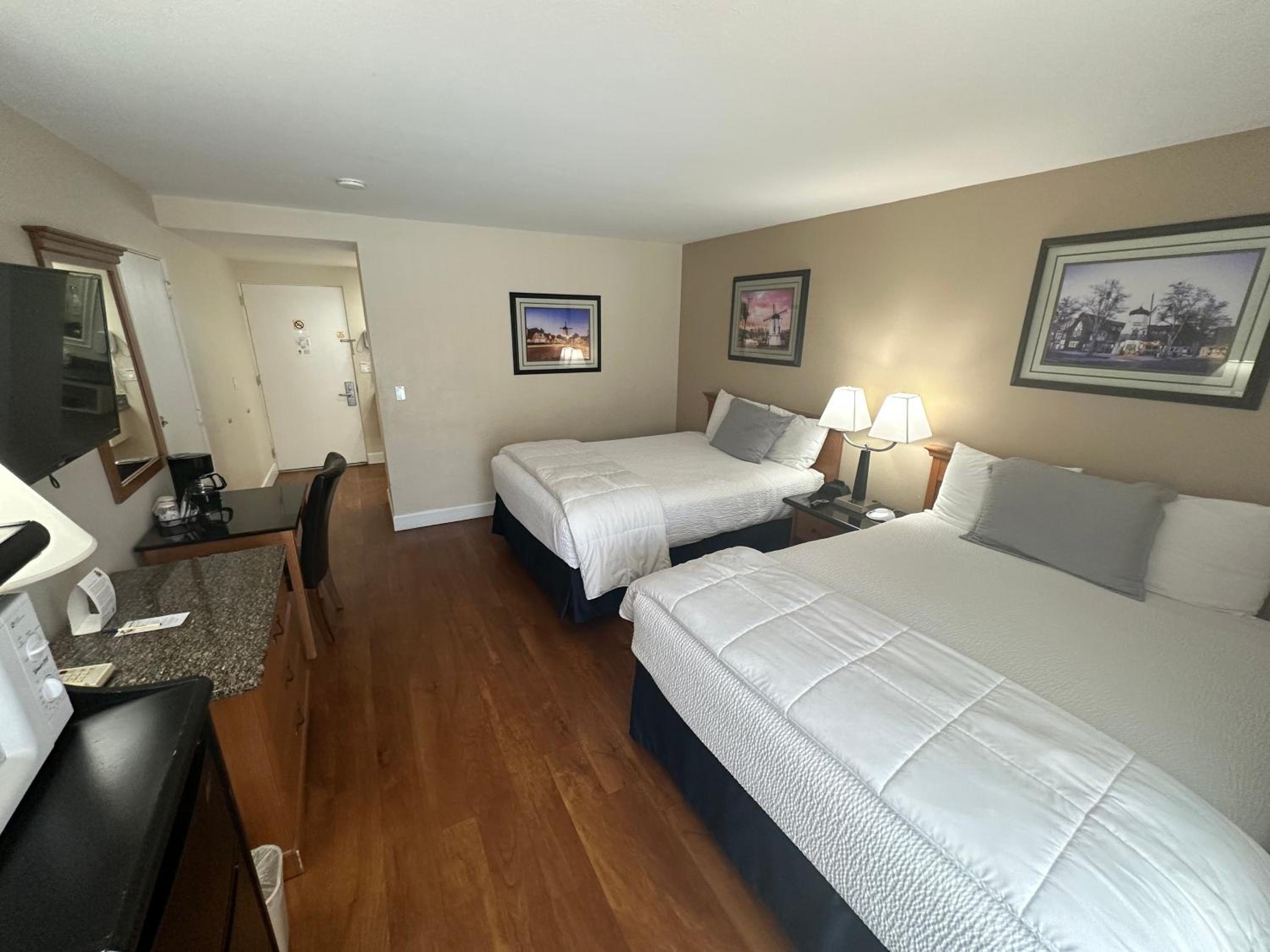 Standard Queen Room with Two Queen Beds (Ground Level) - Photo 6