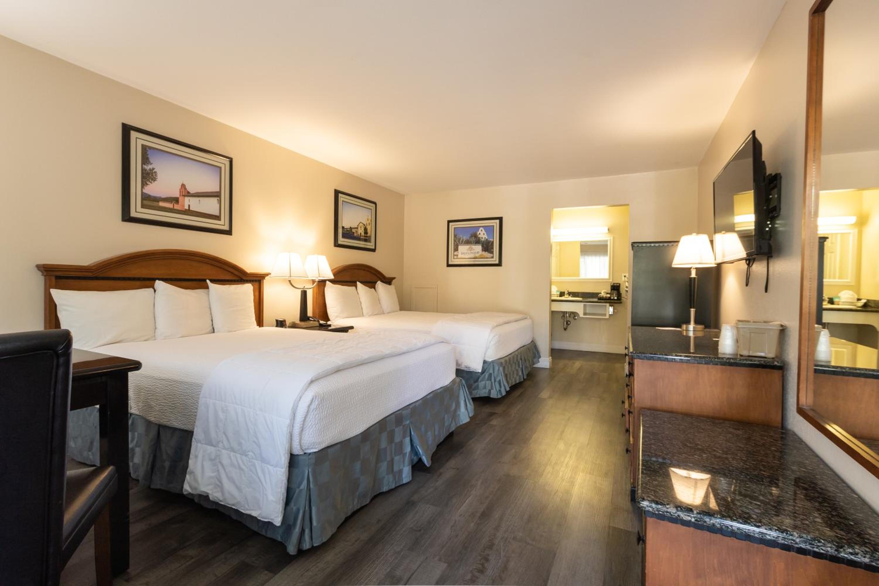 Standard Queen Room with Two Queen Beds (Ground Level) - Photo 3