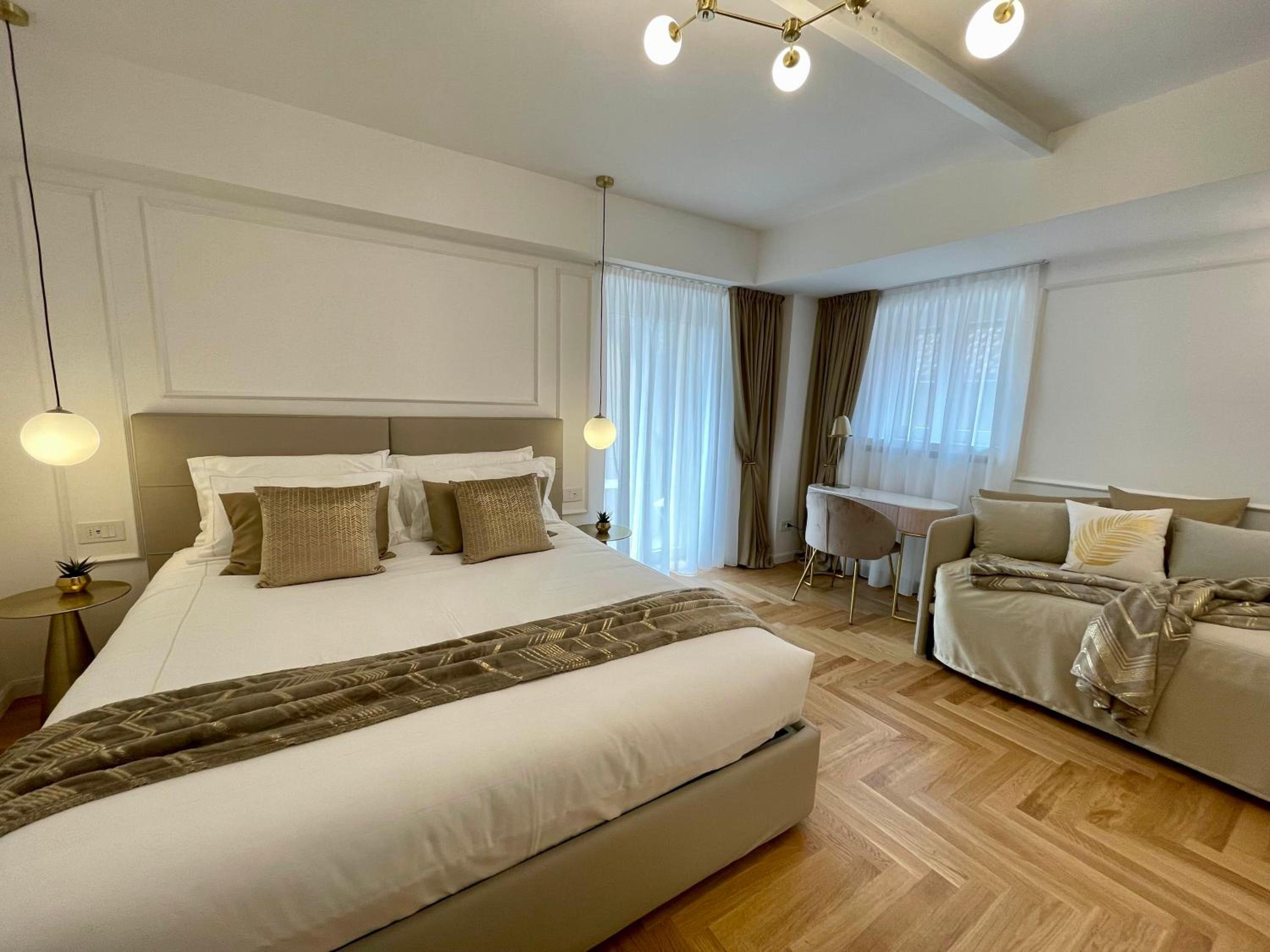 Queen Suite - Photo 19