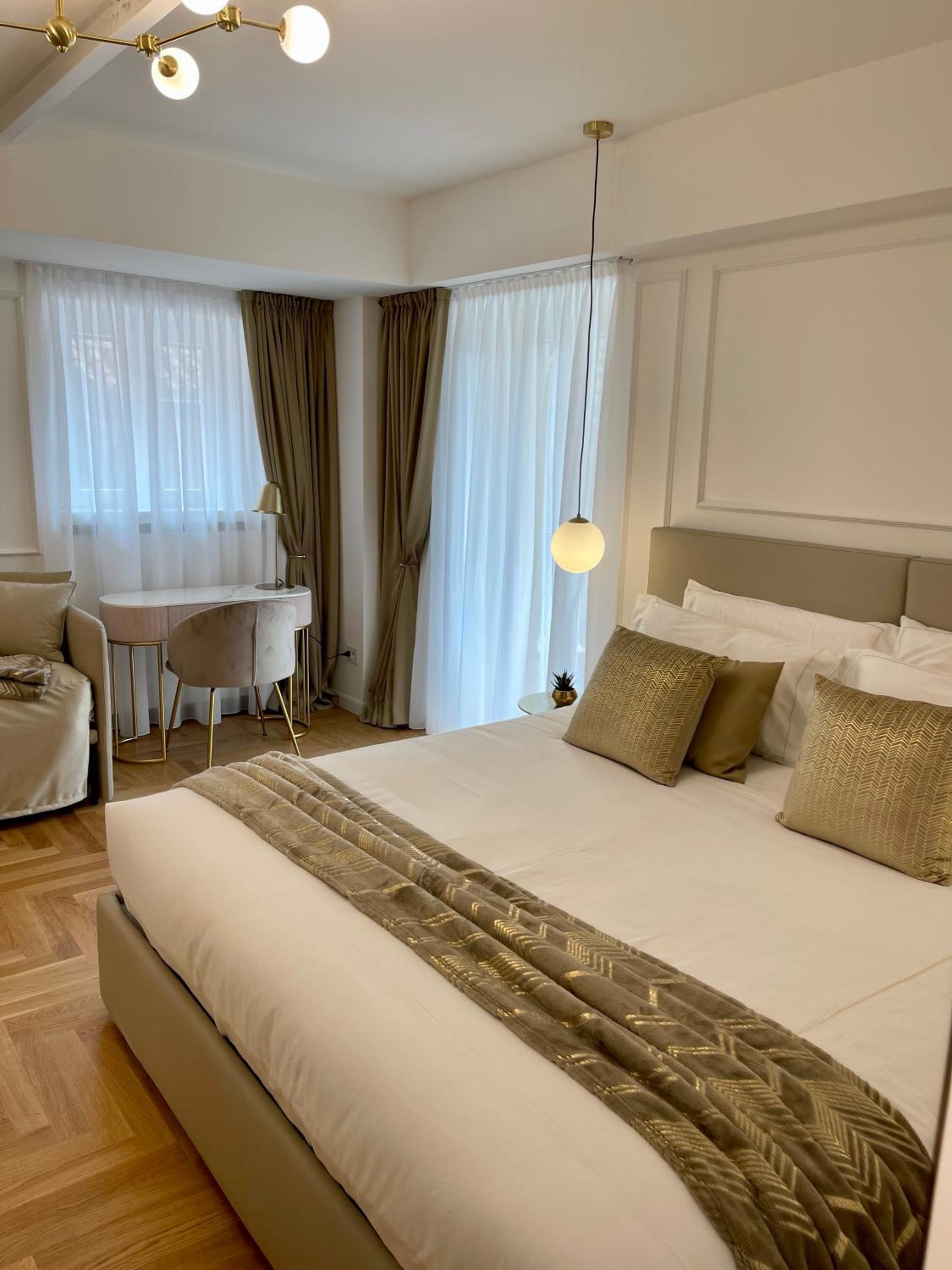 Queen Suite - Photo 29